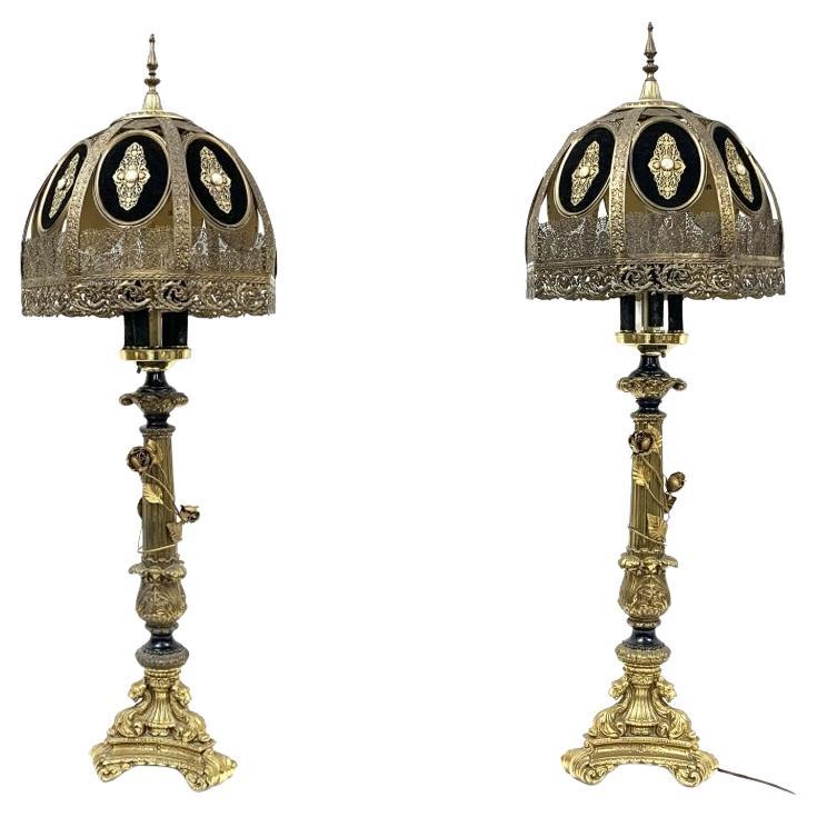 Coppia di lampade in stile marocchino in metallo filigranato e goffrato della metà del secolo scorso