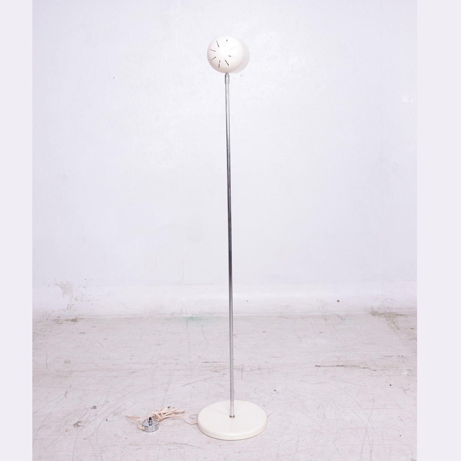 For yoru consideration a pair of Mid-Century period floor lamps.
Chrome stem and hardware with aluminum shade and base painted (light green and white).
Unmarkred, no information on the maker, USA, circa 1960s.
Lamps have been tested and currently