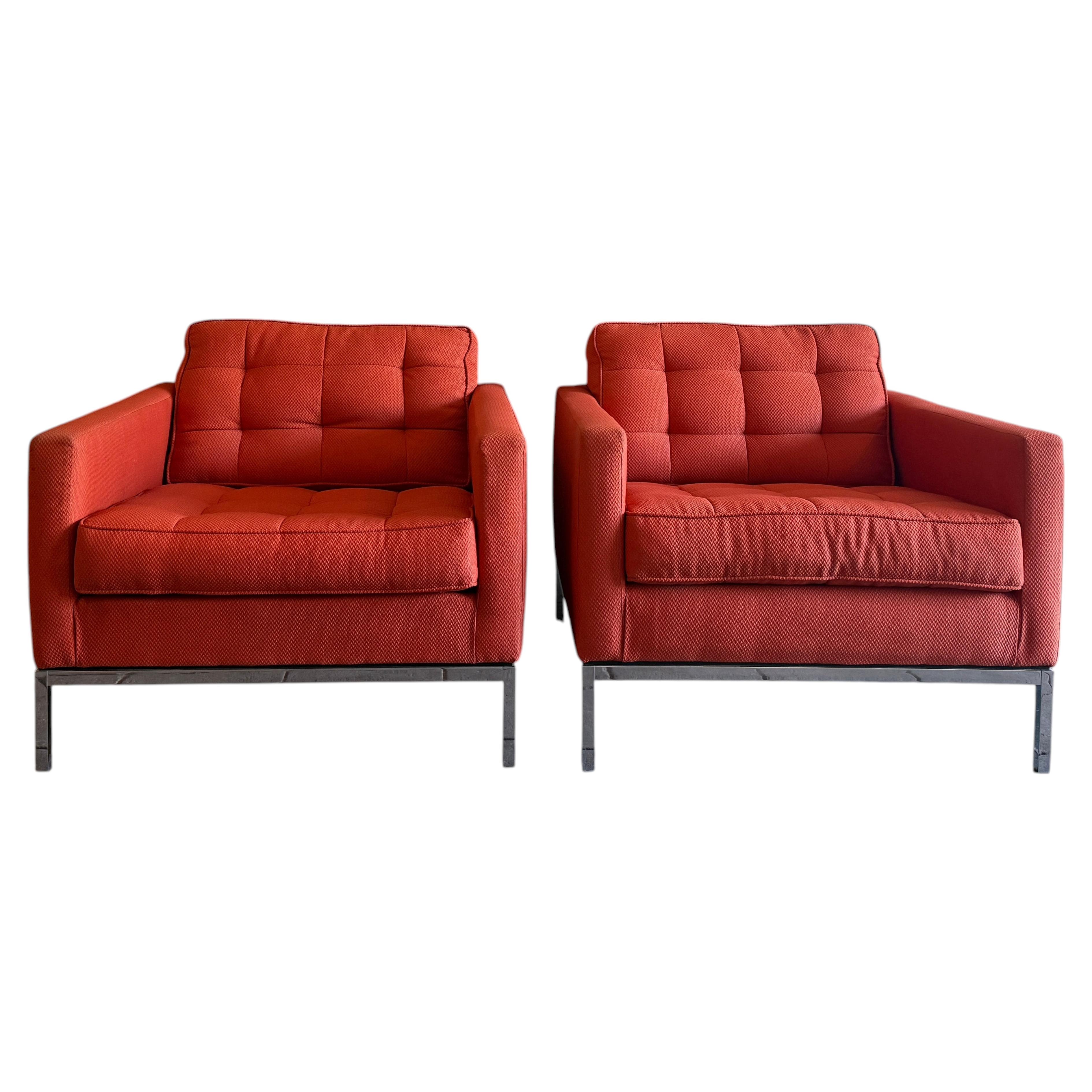 Pareja de sillones de salón Florence Knoll de mediados de siglo con base cromada