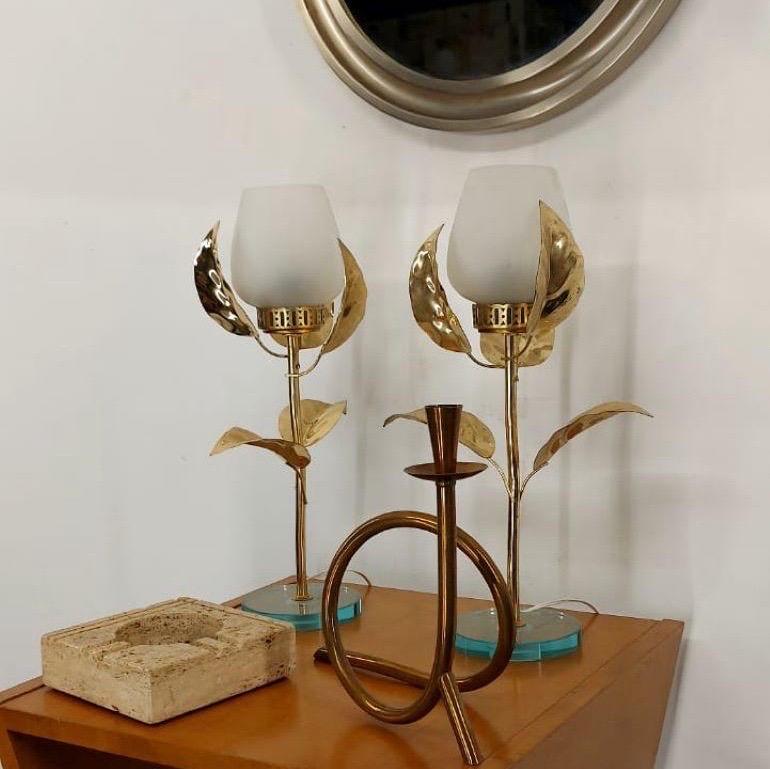 Pair of Mid-Century flower-shaped table lamps in white Murano glass and brass.
The base is made of round crystal.