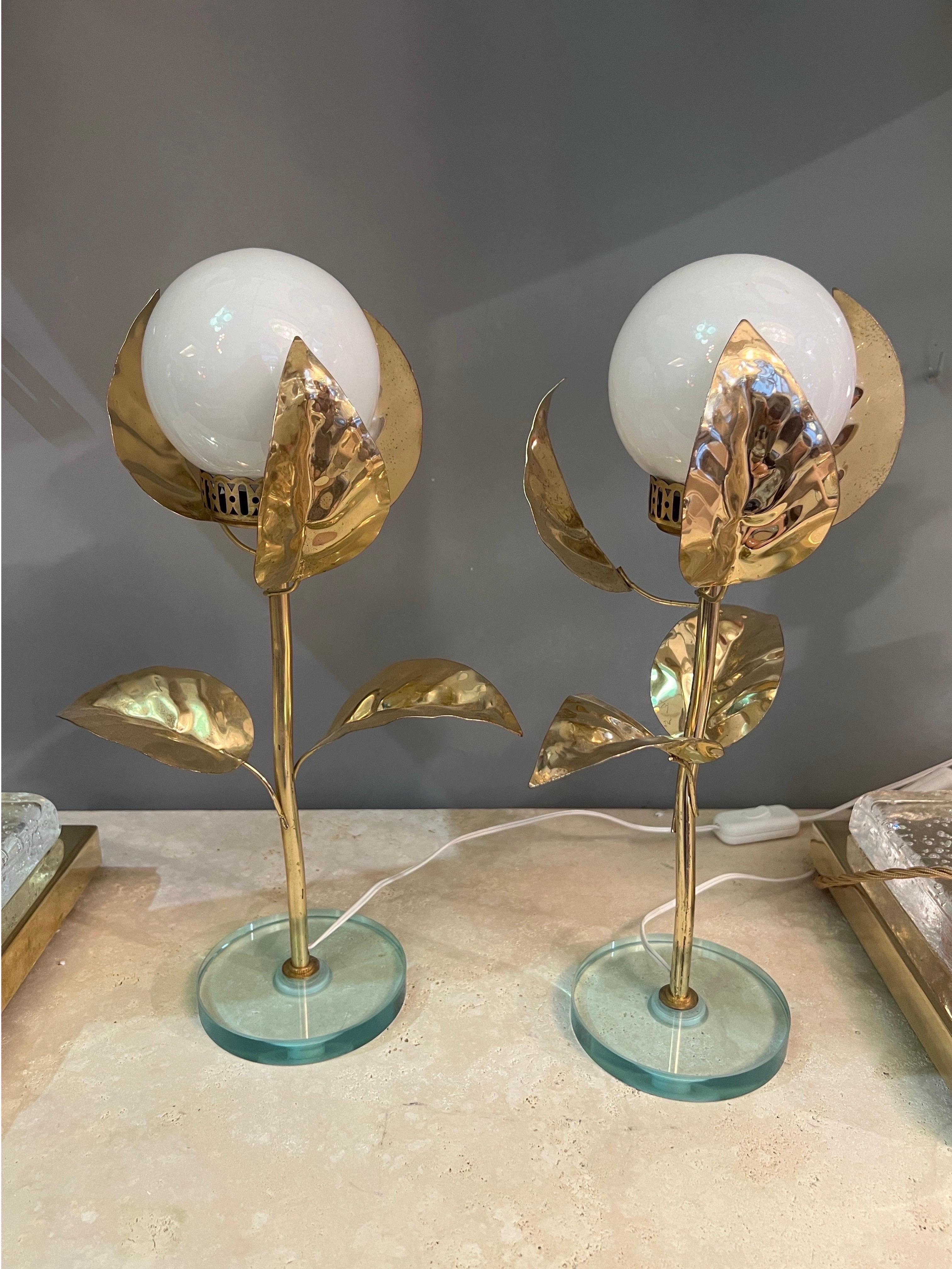 Pair of Mid-Century flower-shaped table lamps in white Murano glass and brass.
The base is made of round crystal.