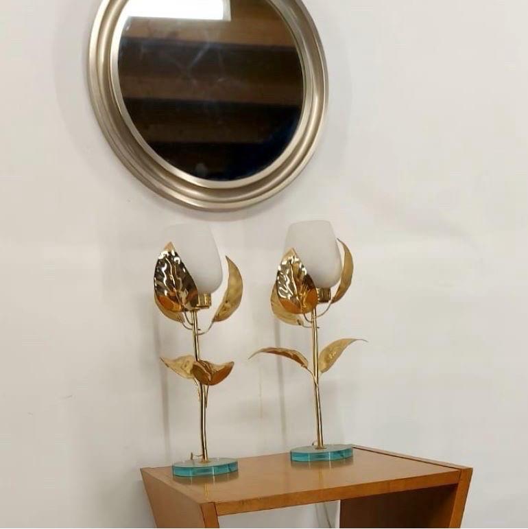 Mid-Century Modern  Pair of Mid-Century Flower-Shaped Lamps in White Murano Glass and Brass 1950s For Sale