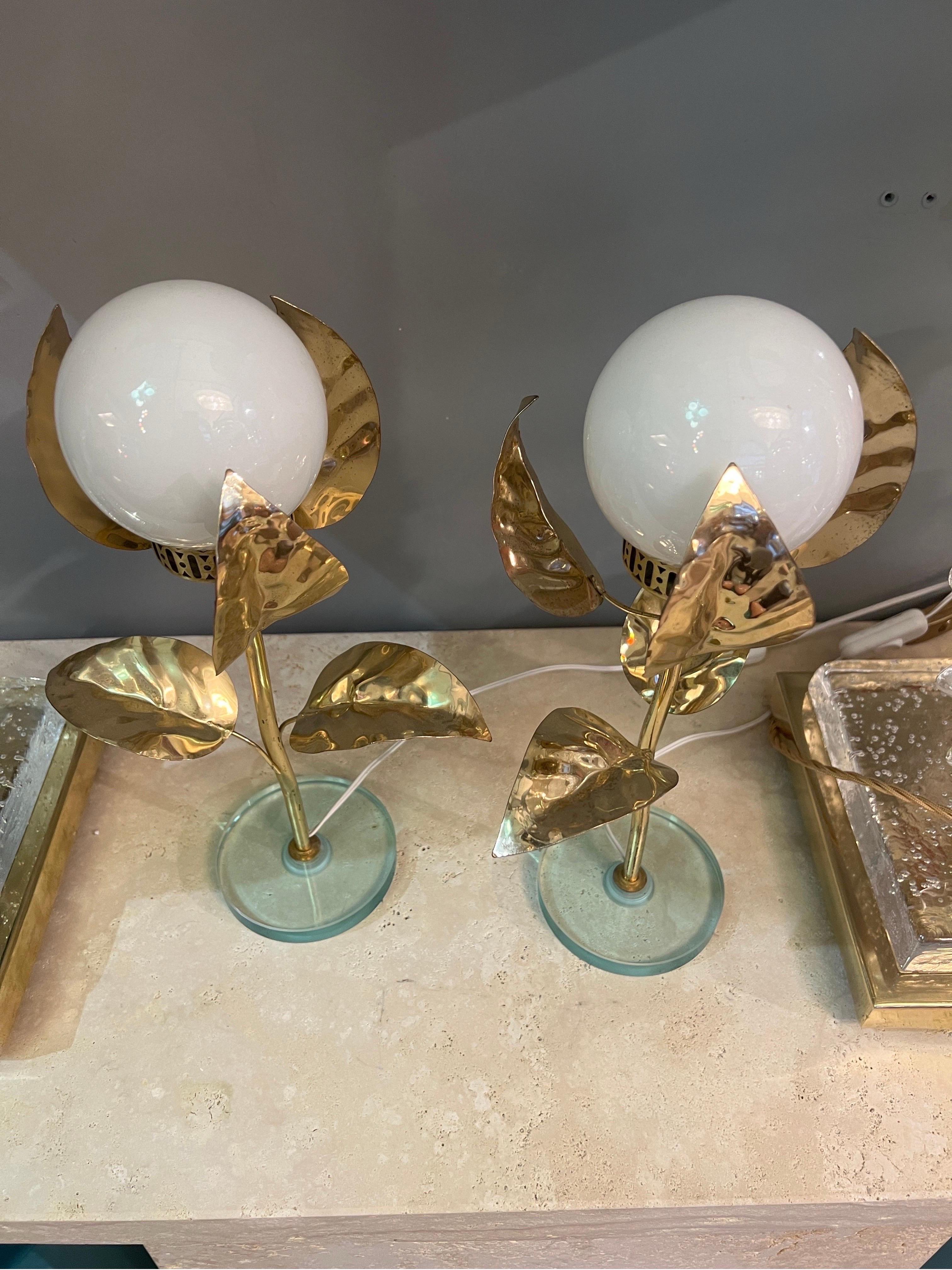 Mid-Century Modern Pair of Mid-Century Flower-Shaped Lamps in White Murano Glass and Brass 1950s