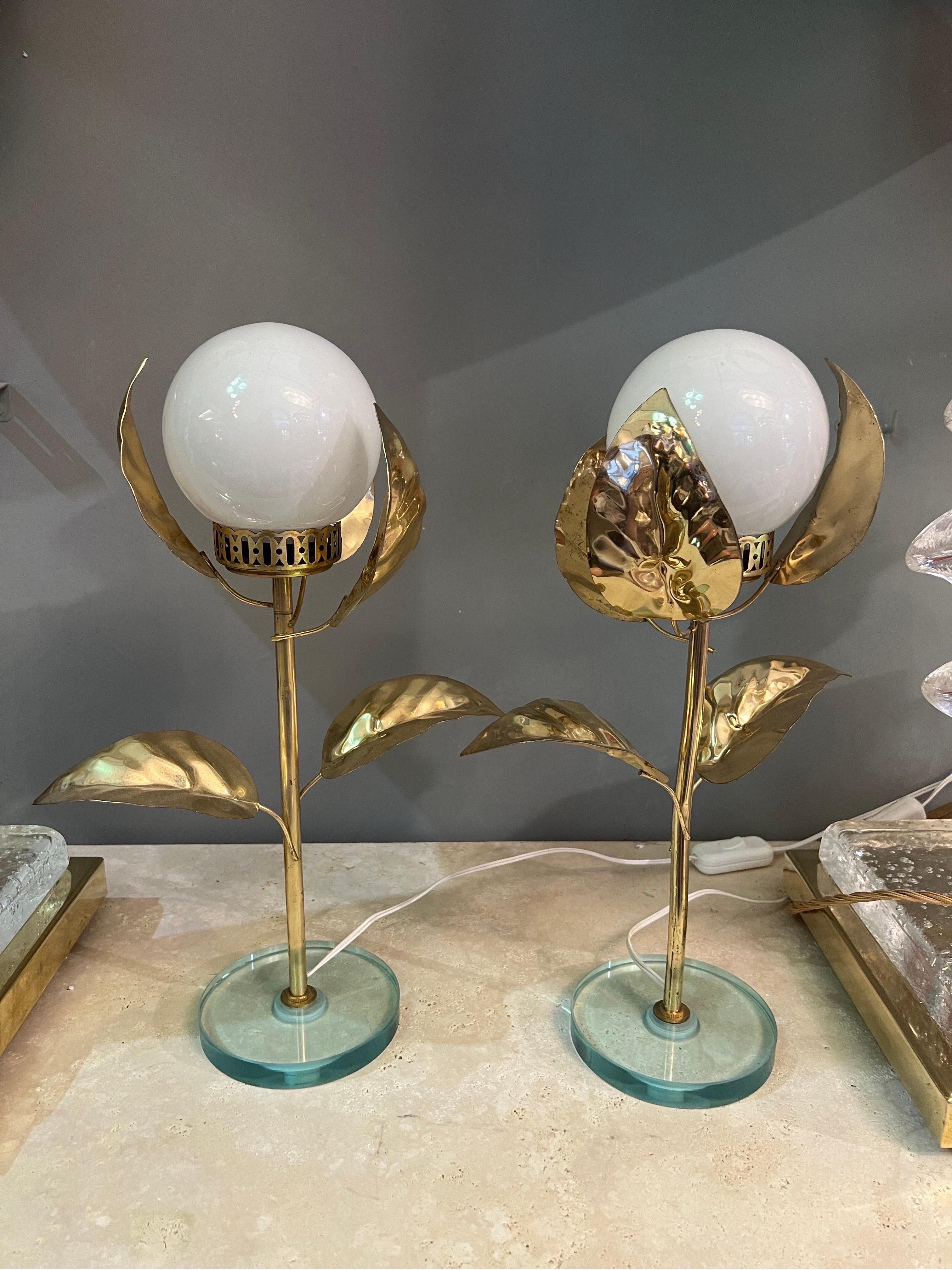 Italian Pair of Mid-Century Flower-Shaped Lamps in White Murano Glass and Brass 1950s