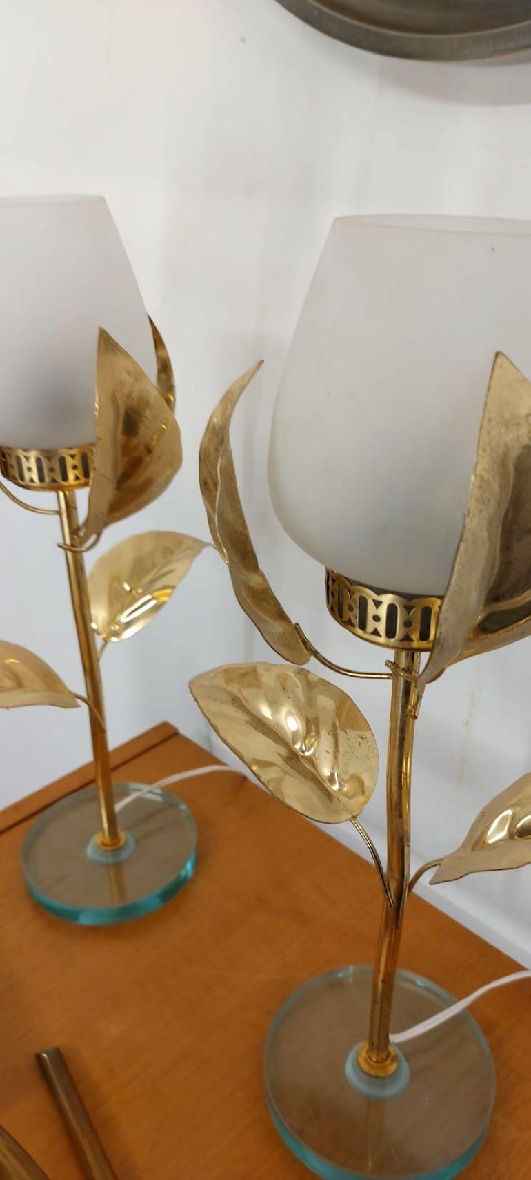 Italian  Pair of Mid-Century Flower-Shaped Lamps in White Murano Glass and Brass 1950s For Sale
