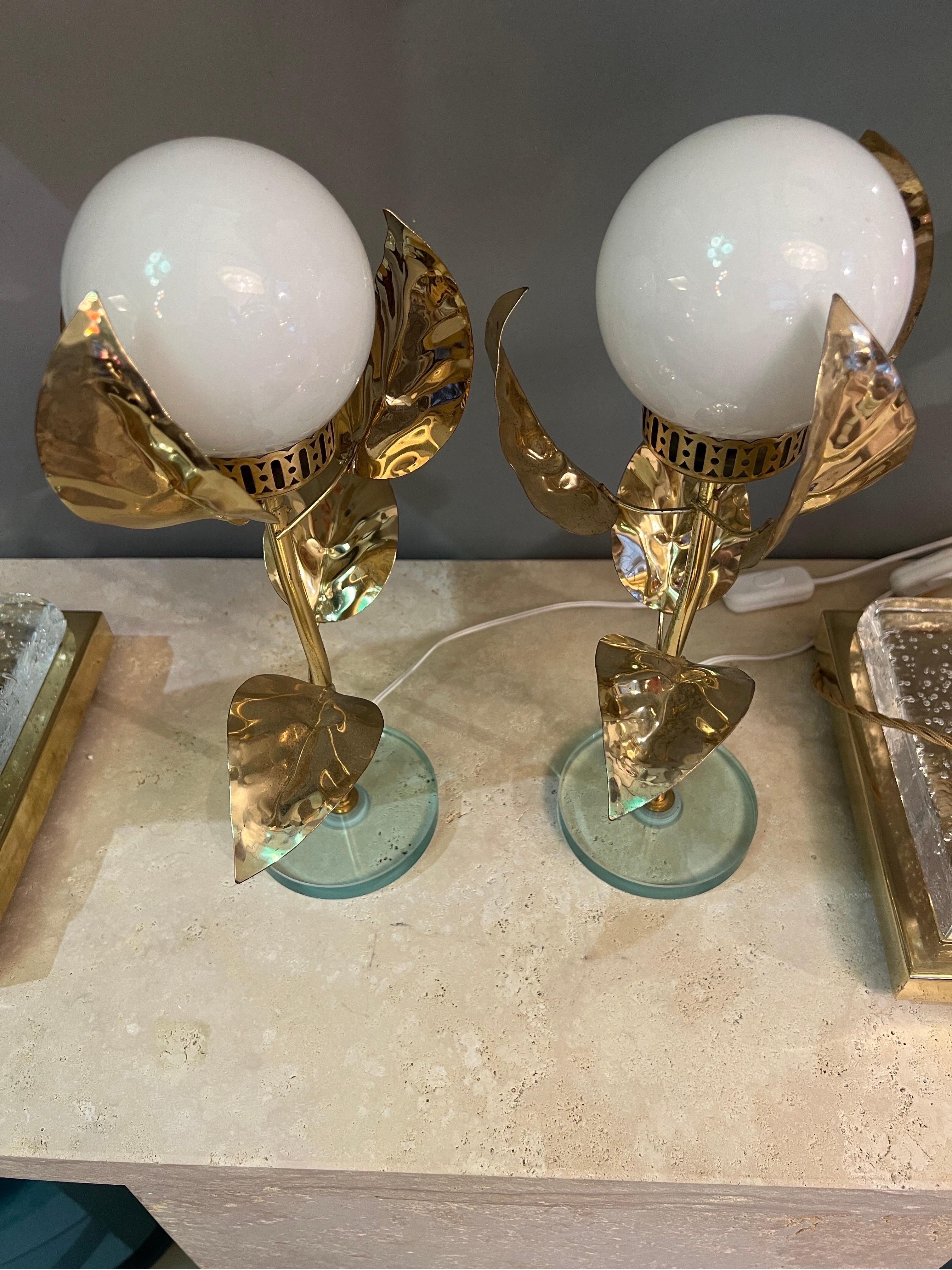 Pair of Mid-Century Flower-Shaped Lamps in White Murano Glass and Brass 1950s In Good Condition In Florence, IT
