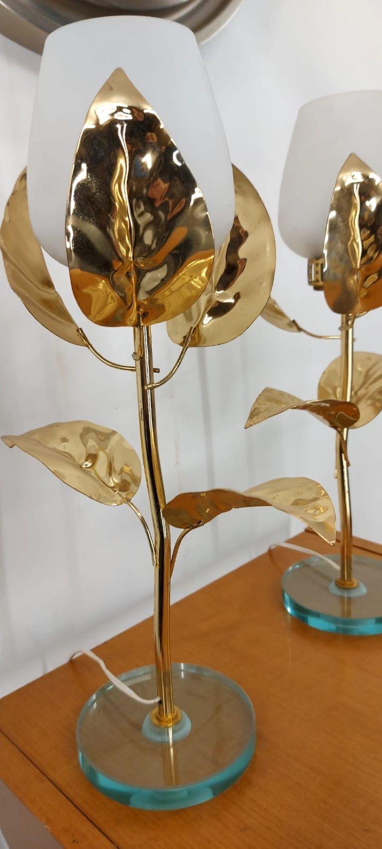 Pair of Mid-Century Flower-Shaped Lamps in White Murano Glass and Brass 1950s In Good Condition For Sale In Florence, IT