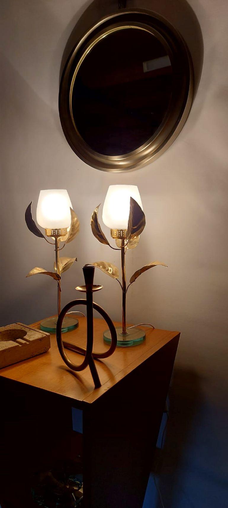 20ième siècle  Paire de lampes en forme de fleur en verre Murano blanc et laiton du milieu du siècle dernier 1950 en vente