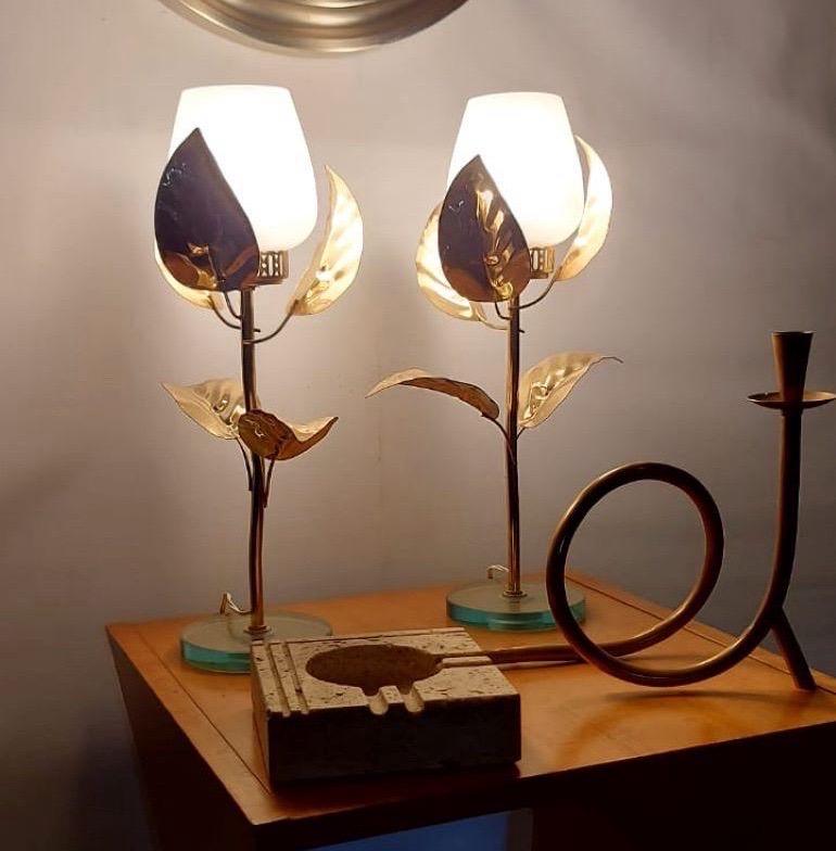 Crystal  Pair of Mid-Century Flower-Shaped Lamps in White Murano Glass and Brass 1950s For Sale