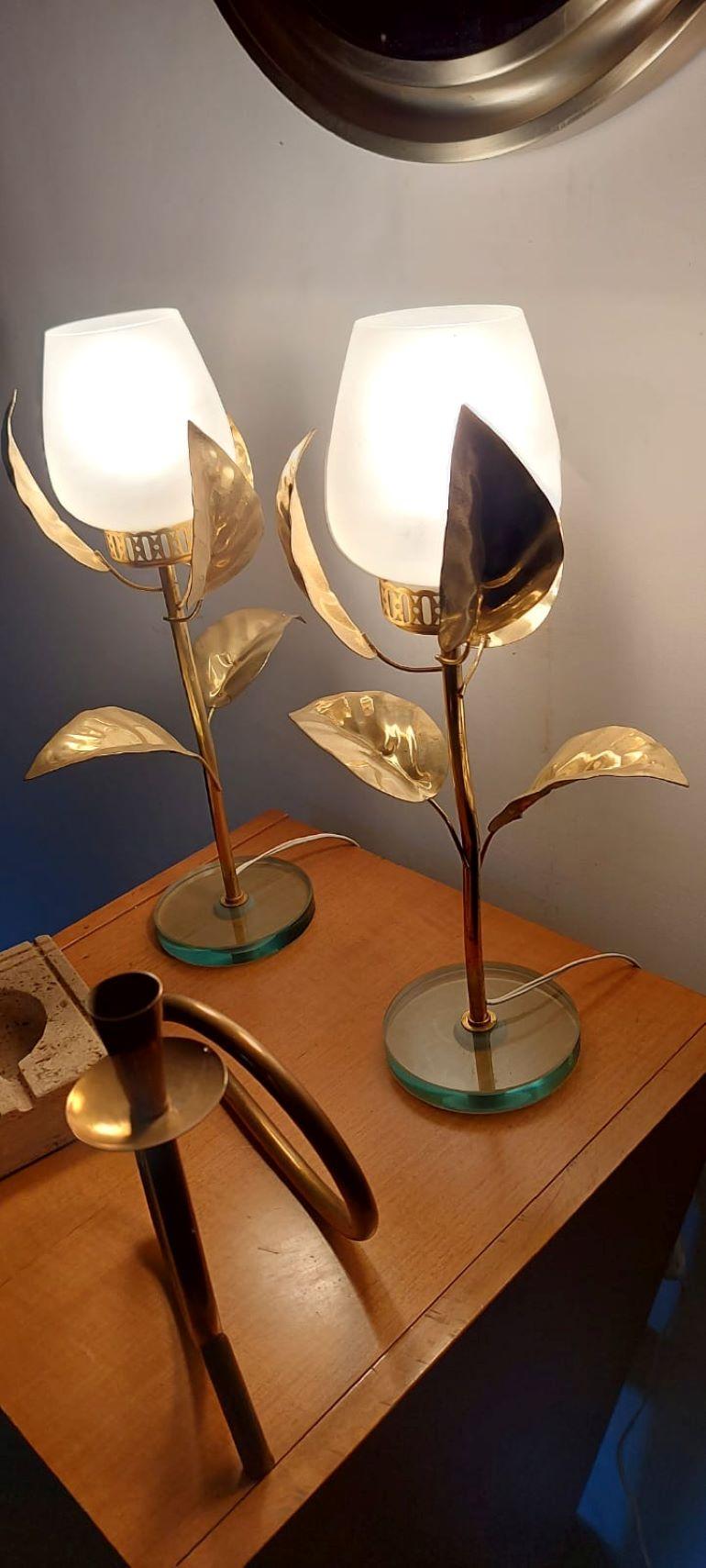  Pair of Mid-Century Flower-Shaped Lamps in White Murano Glass and Brass 1950s For Sale 1