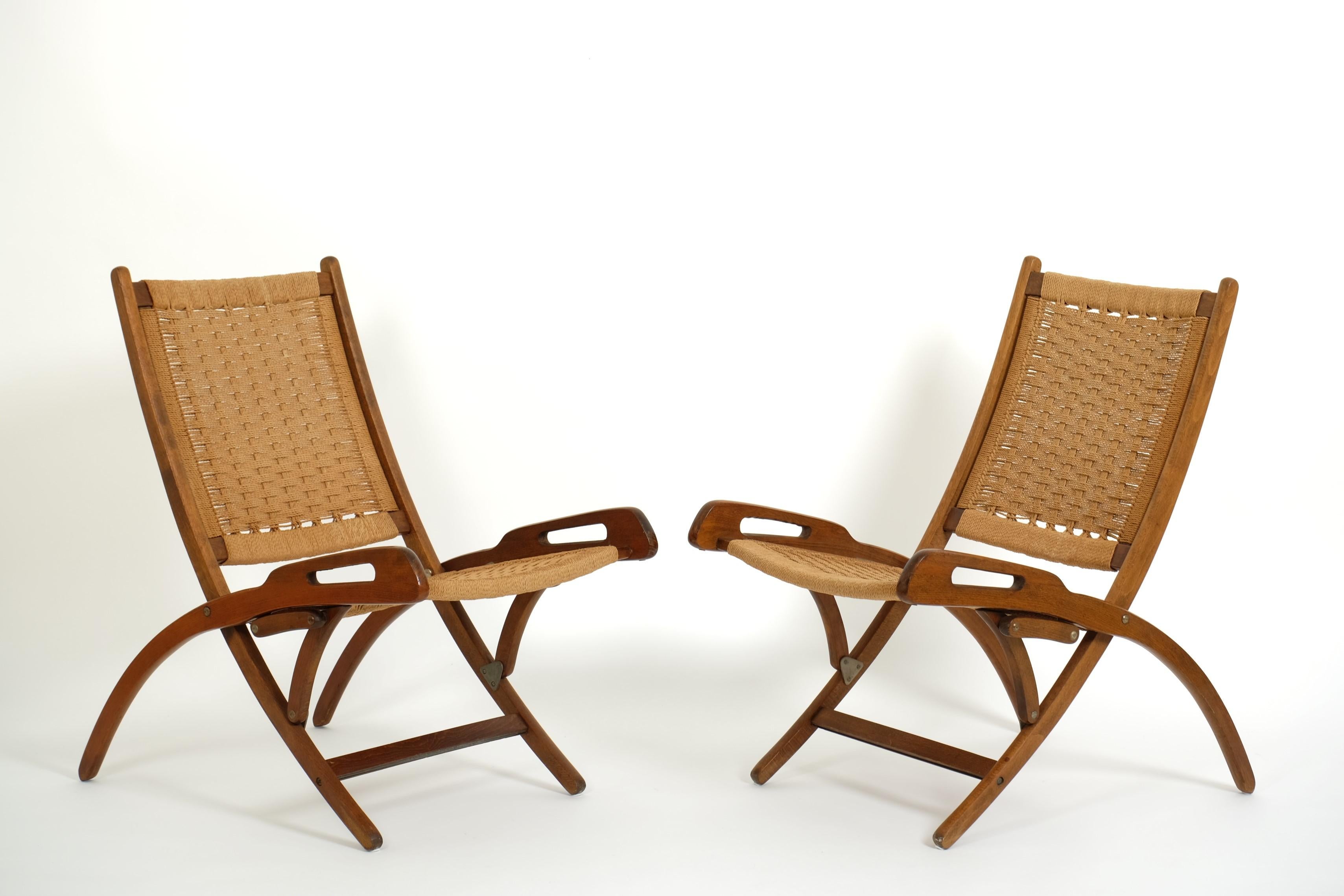 Pareja de sillas plegables de mediados de siglo hechas de nogal y cuerda de papel tejida. Fabricada hacia 1970 en Yugoslavia.

Fantástico conjunto de dos sillas plegables vintage de estilo Hans J. Wegner y Gio Ponti. Las sillas están hechas de