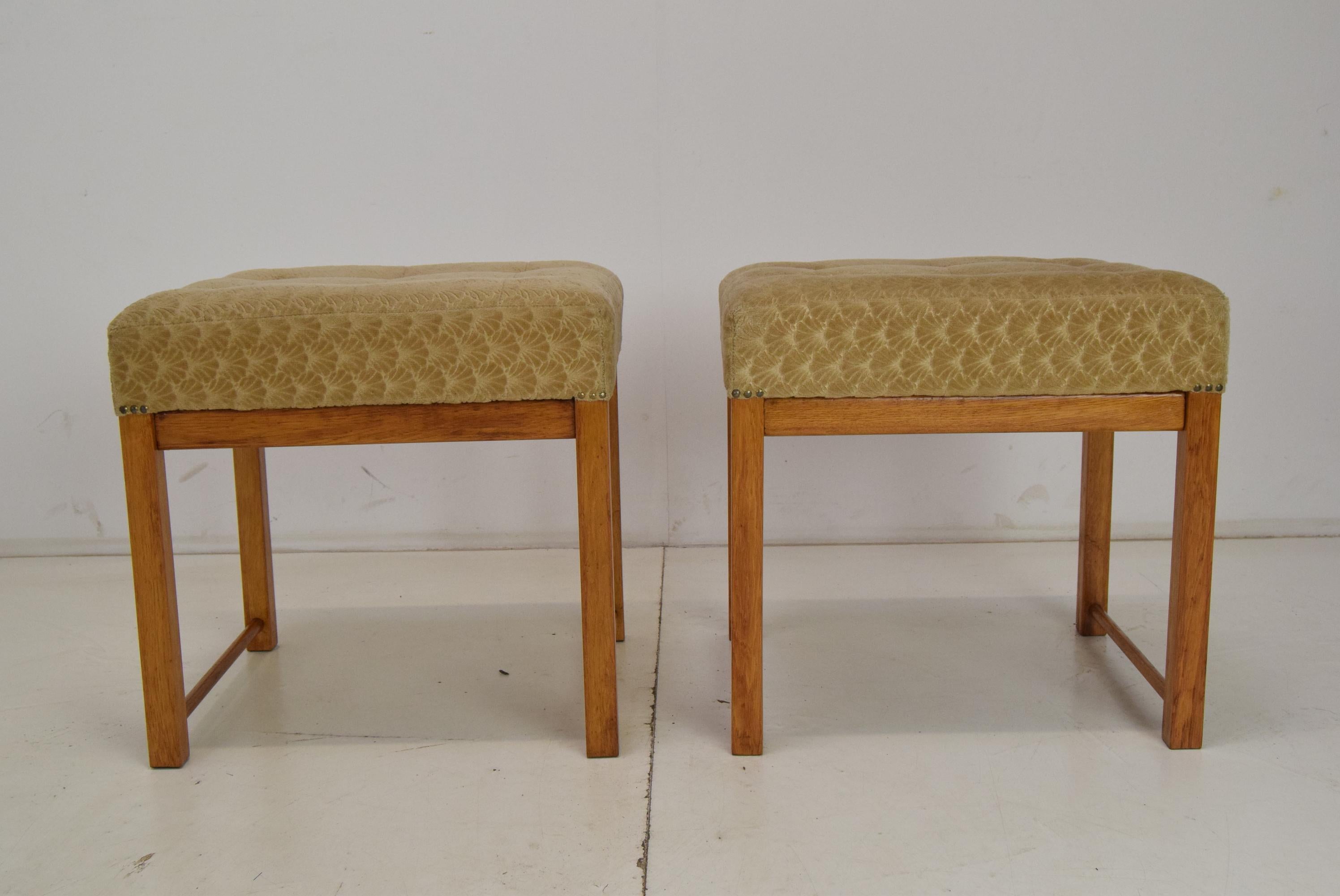 Paar Fußhocker aus der Mitte des Jahrhunderts, 1960er Jahre. im Angebot 3