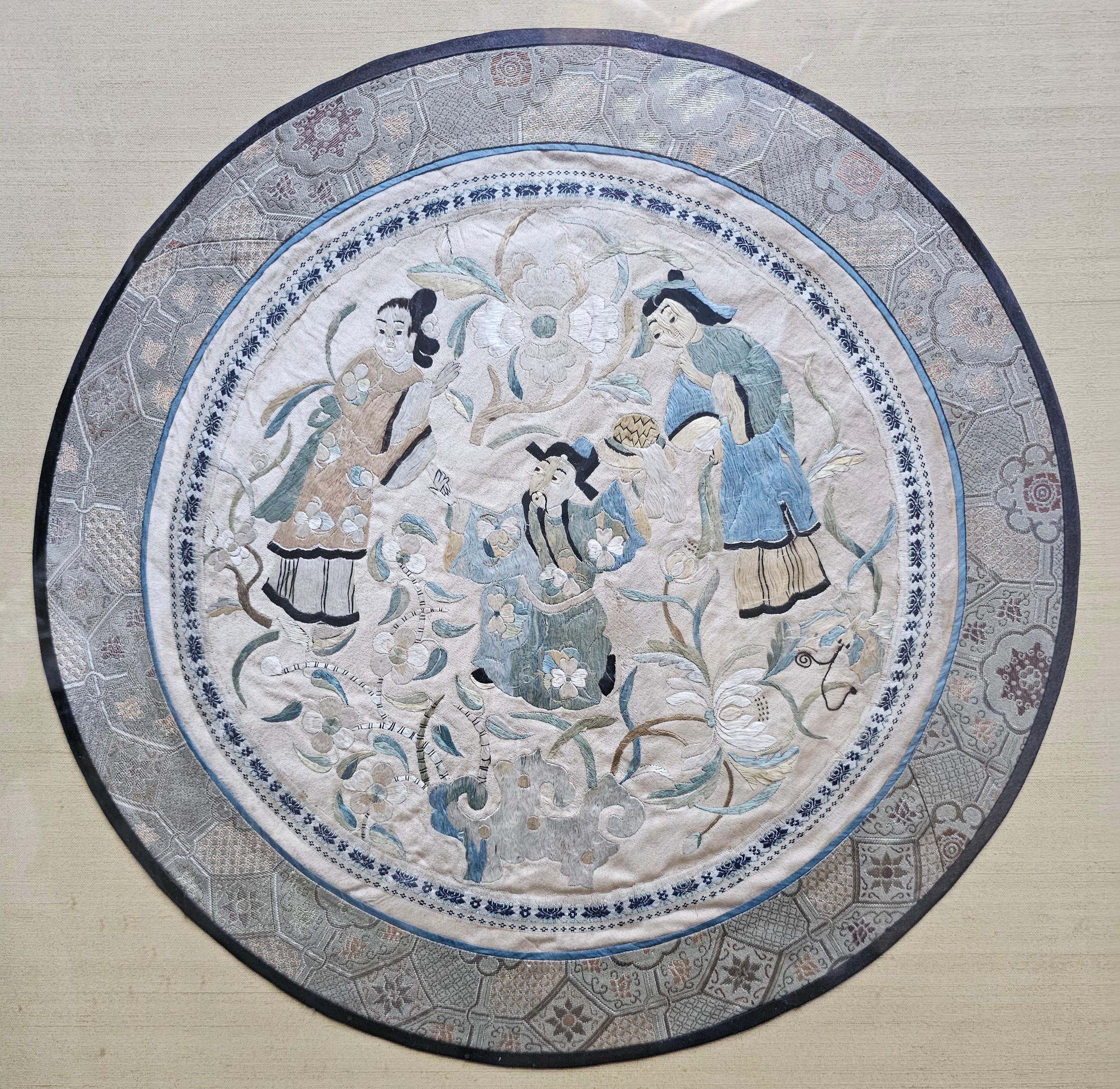 Paar gerahmte chinesische, mit Seide bestickte Tafeln aus dem frühen 20. Jahrhundert (Chinesischer Export) im Angebot