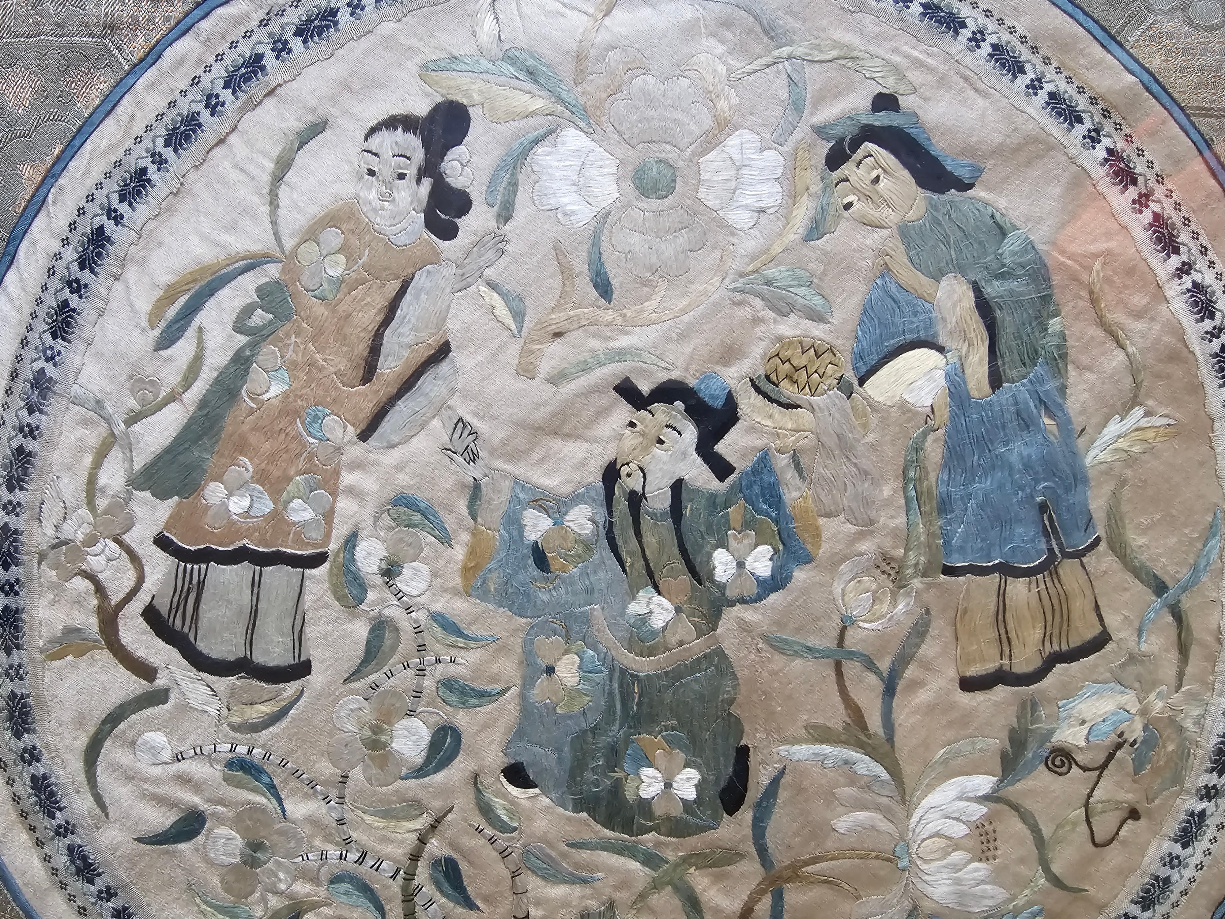 Paar gerahmte chinesische, mit Seide bestickte Tafeln aus dem frühen 20. Jahrhundert (Bestickt) im Angebot