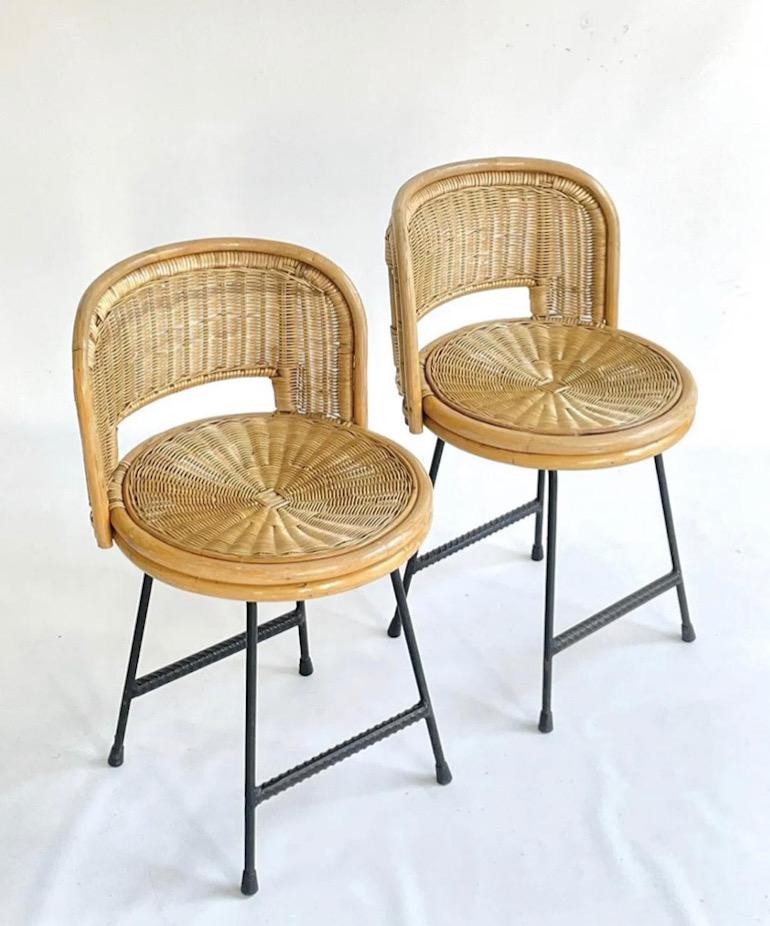 Un hermoso par de sillas de hierro forjado de mediados de siglo con un precioso asiento de bambú y ratán. Fantástico diseño con asientos circulares y respaldos bajos. Gran estado para la edad.

Al estilo de Franco Albini 

Los asientos tienen 40 cm