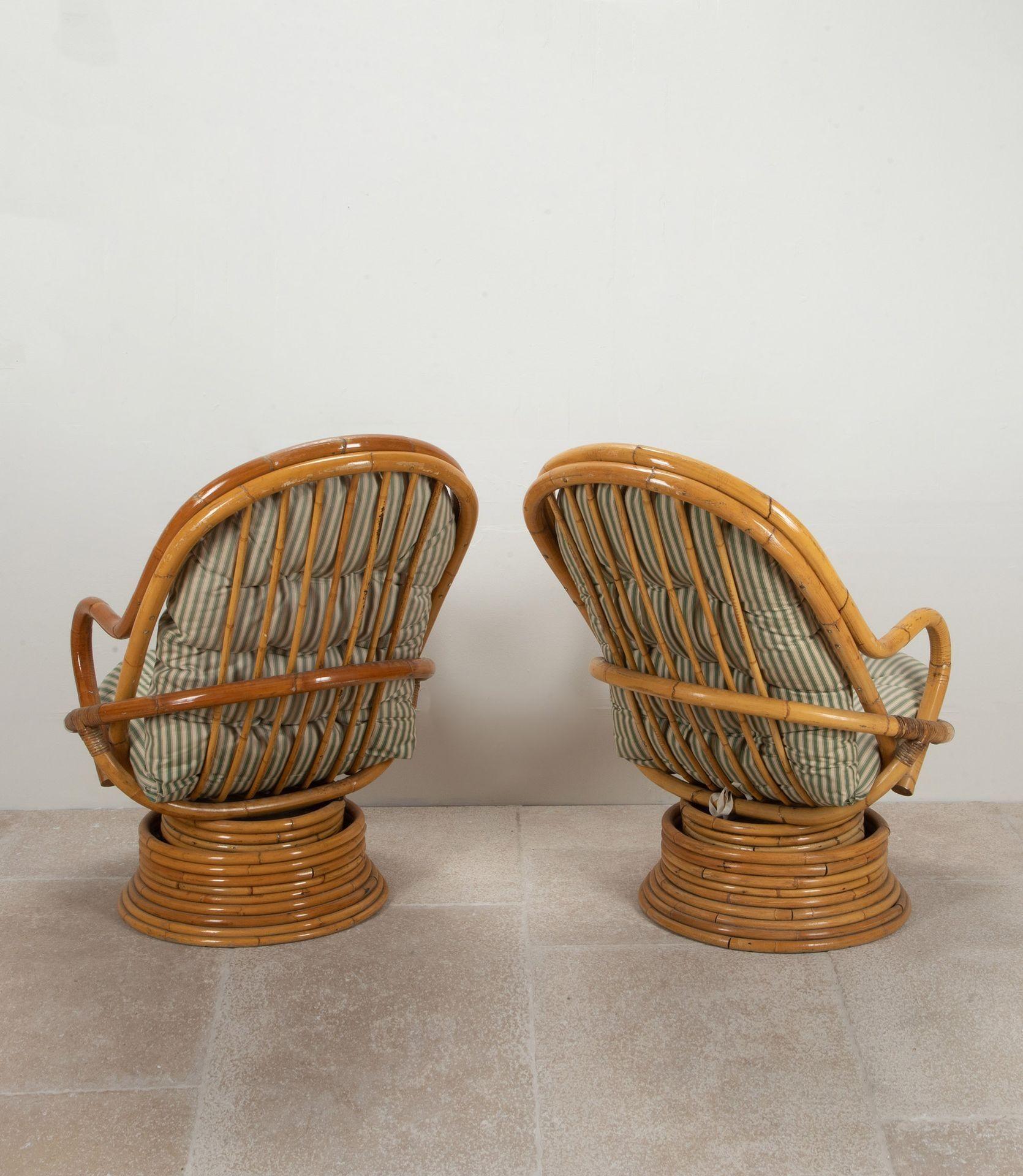 Superbe paire de fauteuils en bambou tournant et se balançant, datant du milieu du siècle dernier.
Avec coussins en tissu vert rayé.
Circa 1970.