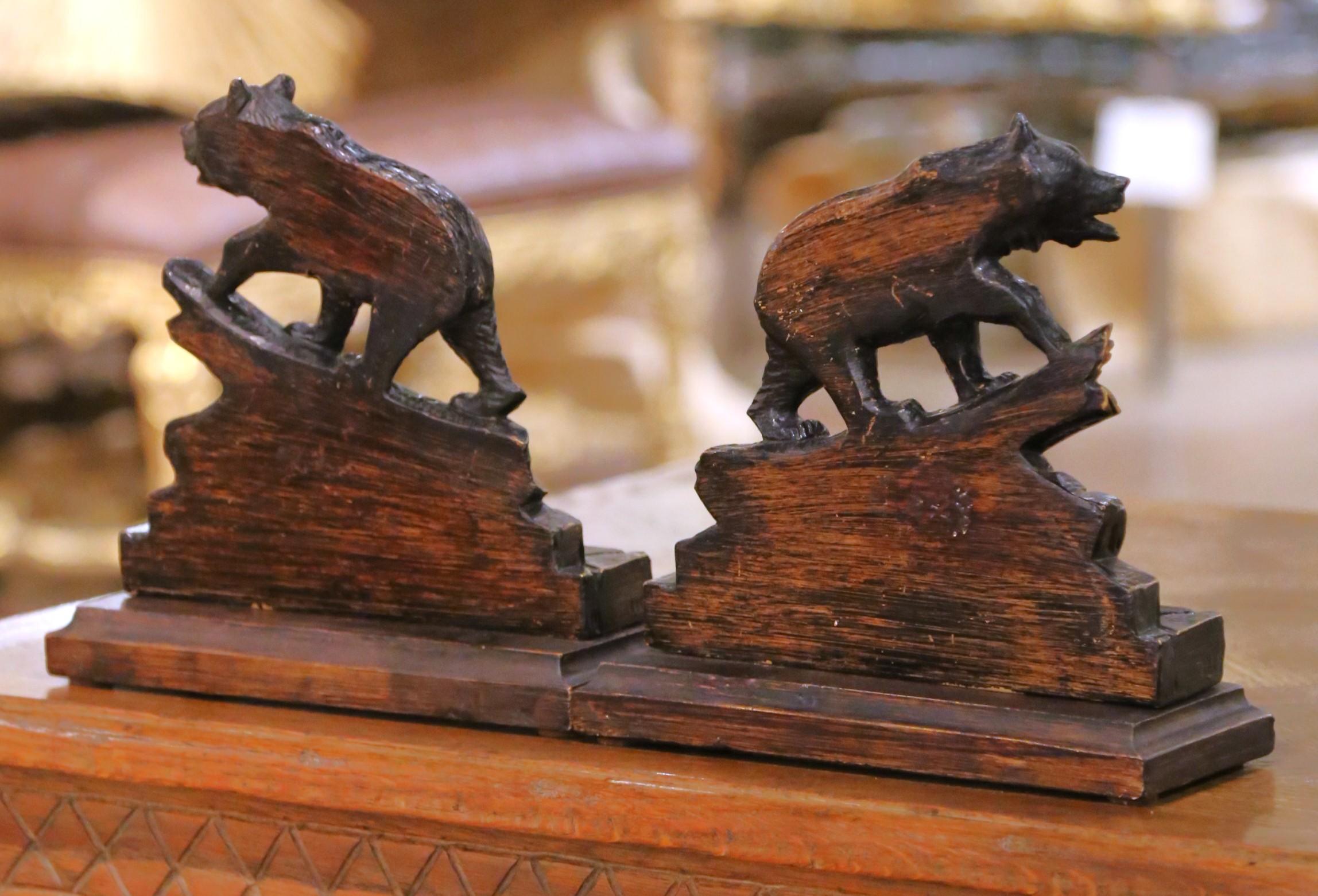 Paire de serre-livres en forme d'ours du milieu du siècle sur des bases en rondins sculptés en vente 4