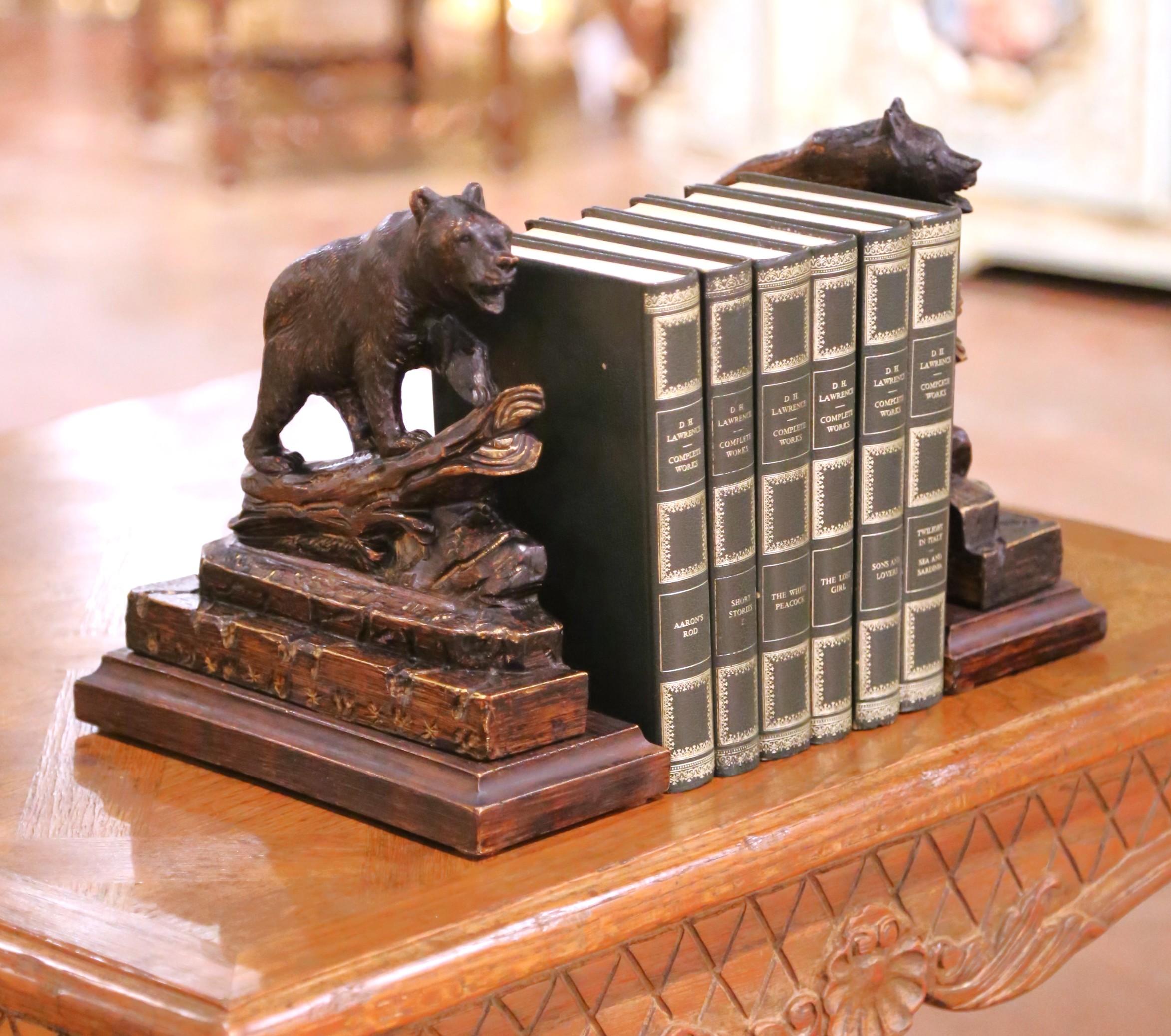 Habillez un bureau, une bibliothèque ou un chalet de style montagnard avec cette paire de serre-livres français du milieu du XXe siècle. Fabriqué en France vers 1950, chaque support sculptural présente un ours audacieusement sculpté se tenant en