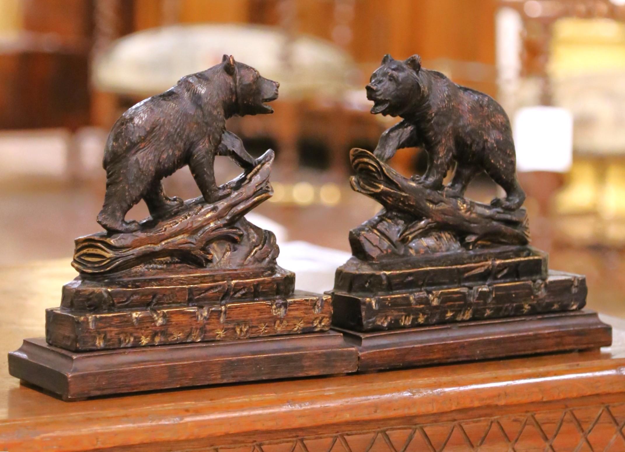 Forêt-Noire Paire de serre-livres en forme d'ours du milieu du siècle sur des bases en rondins sculptés en vente