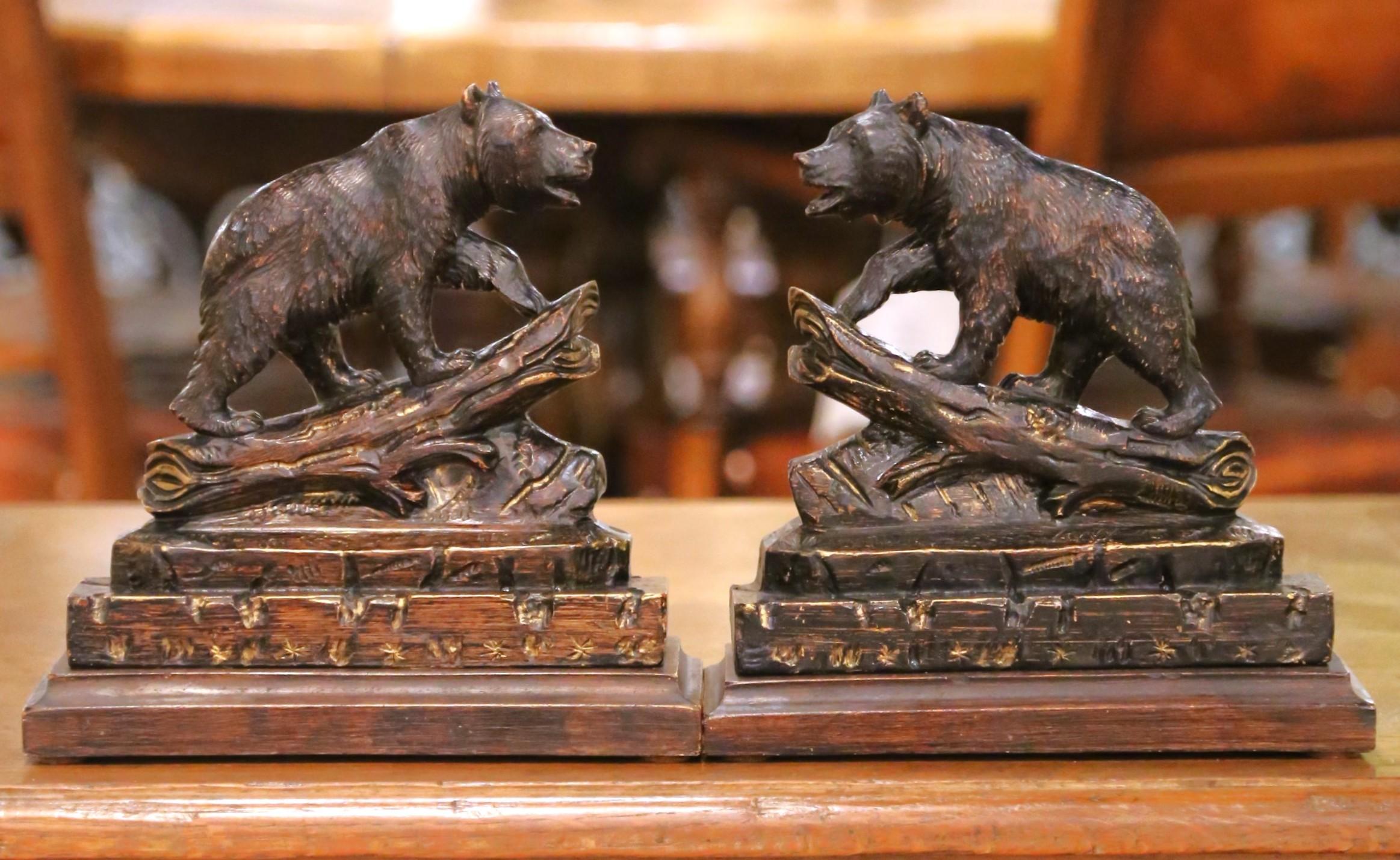 Français Paire de serre-livres en forme d'ours du milieu du siècle sur des bases en rondins sculptés en vente