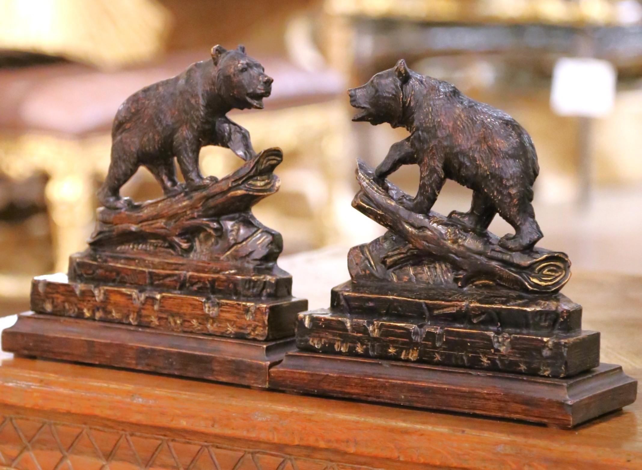 Paire de serre-livres en forme d'ours du milieu du siècle sur des bases en rondins sculptés Excellent état - En vente à Dallas, TX