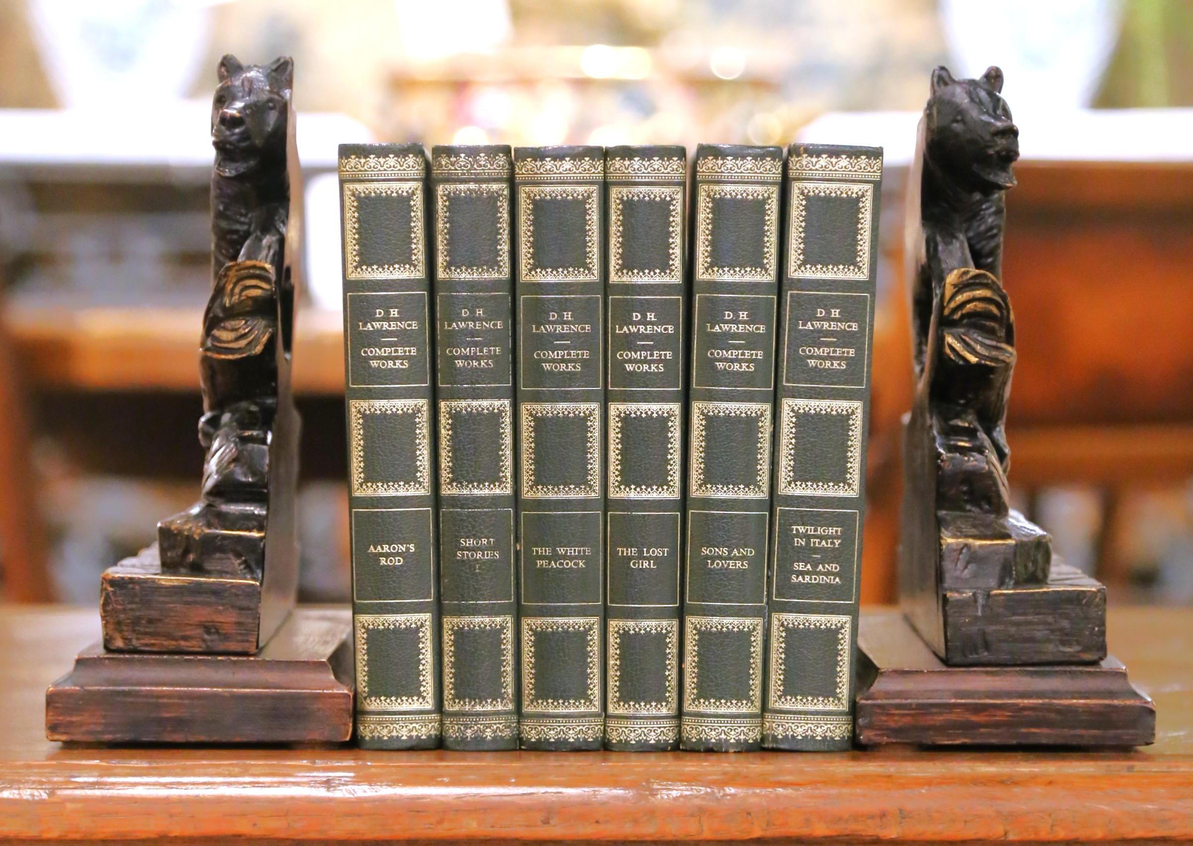 20ième siècle Paire de serre-livres en forme d'ours du milieu du siècle sur des bases en rondins sculptés en vente