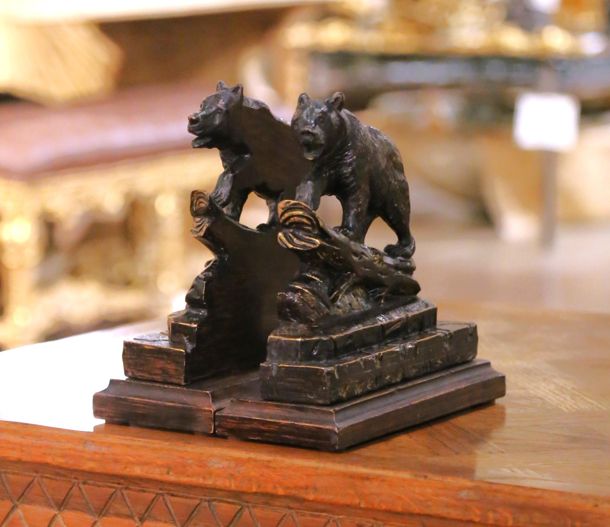 Résine Paire de serre-livres en forme d'ours du milieu du siècle sur des bases en rondins sculptés en vente