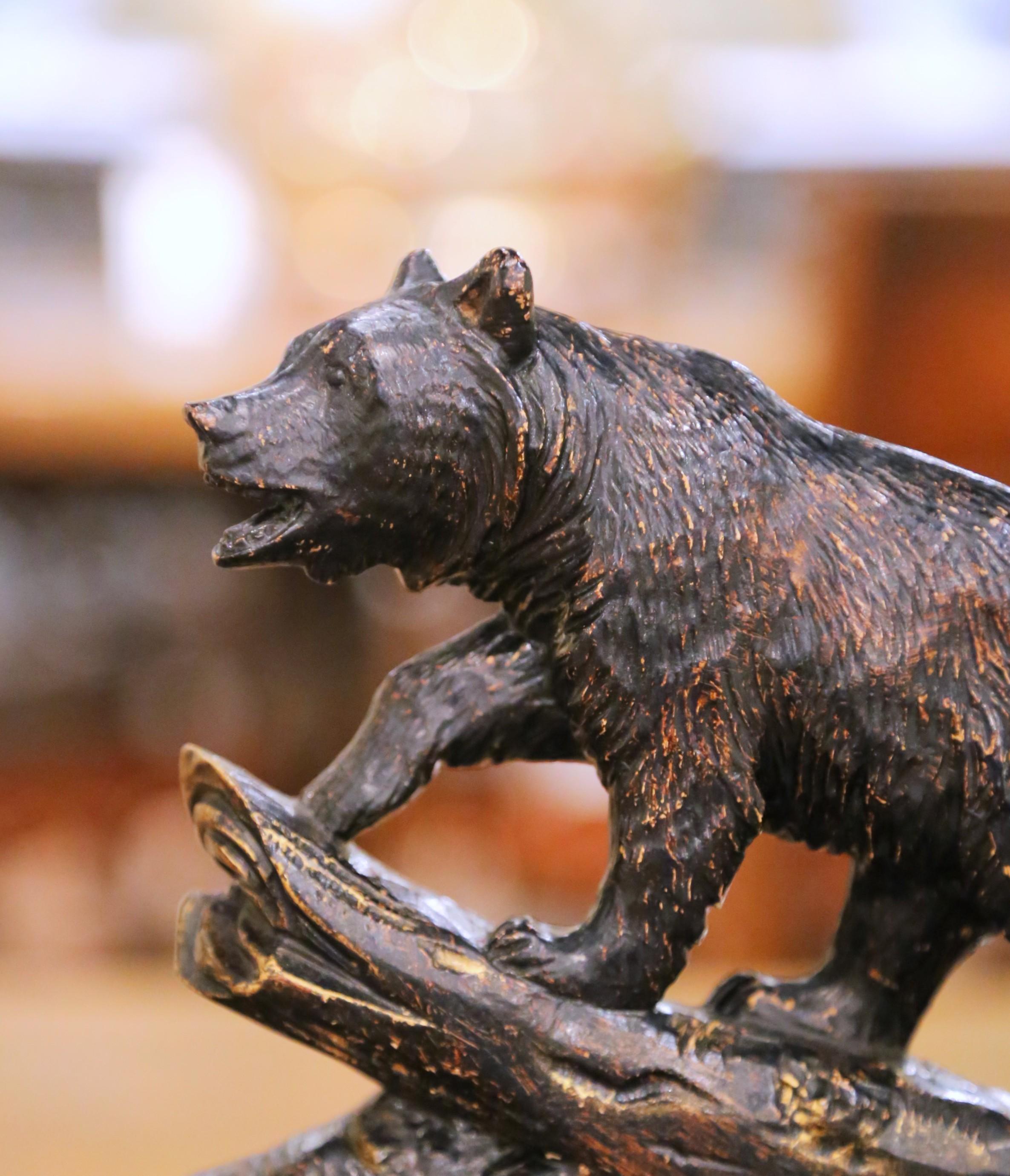 Paire de serre-livres en forme d'ours du milieu du siècle sur des bases en rondins sculptés en vente 1