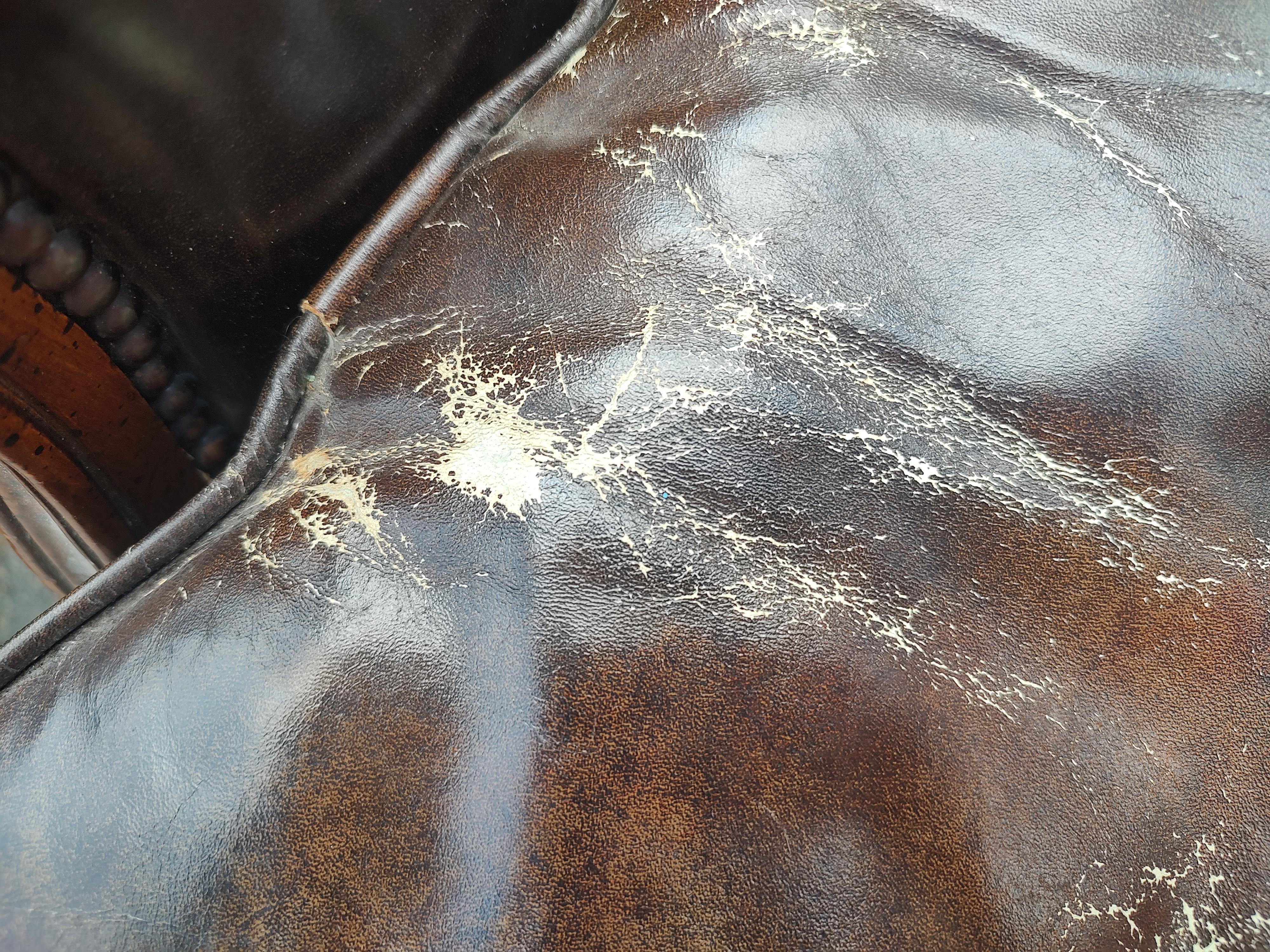Coppia di bergeres francesi di metà secolo in pelle marrone e noce 1965 in vendita 7