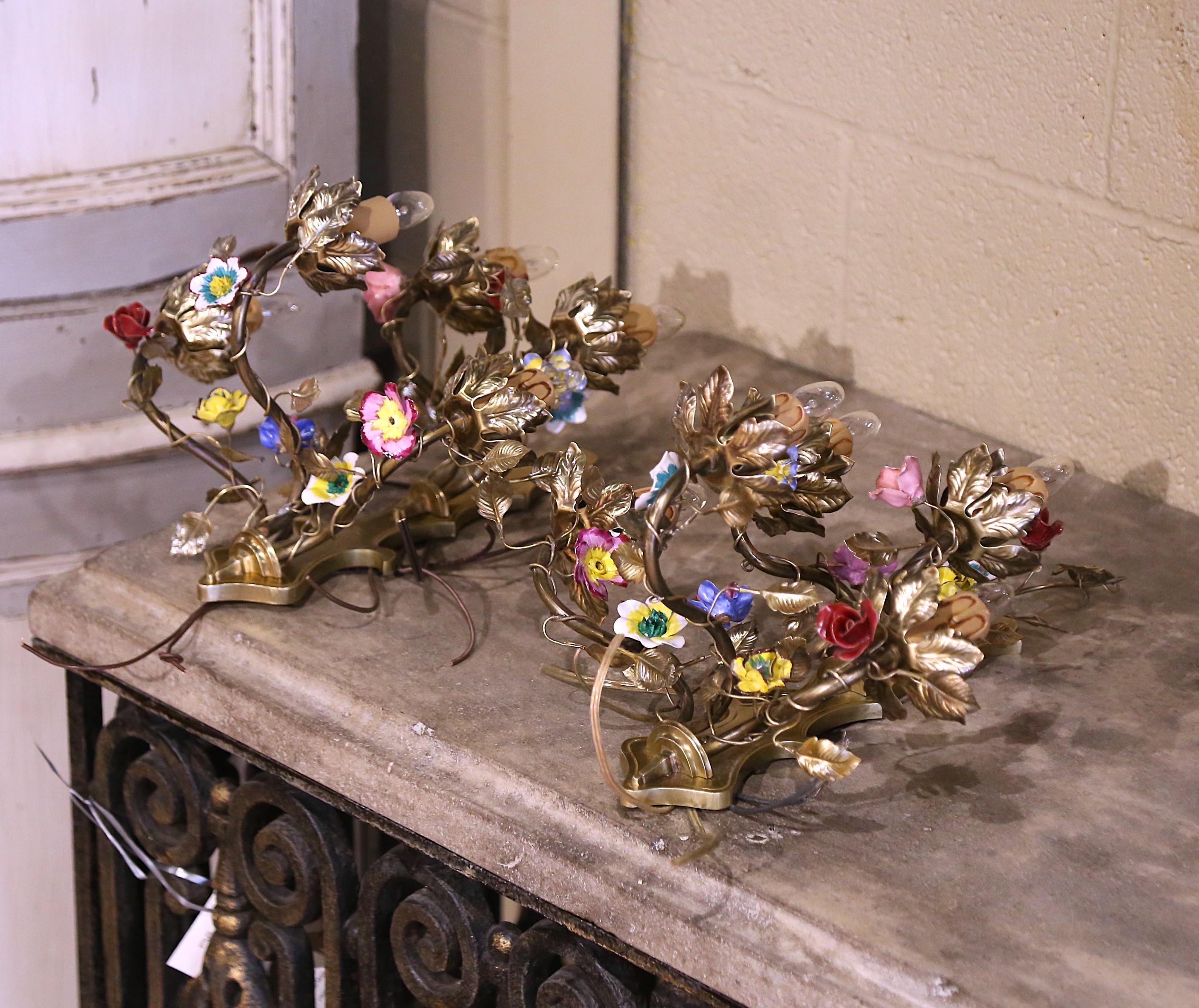 Français Paire d'appliques murales à cinq lumières en bronze et porcelaine peinte du milieu du siècle dernier en vente