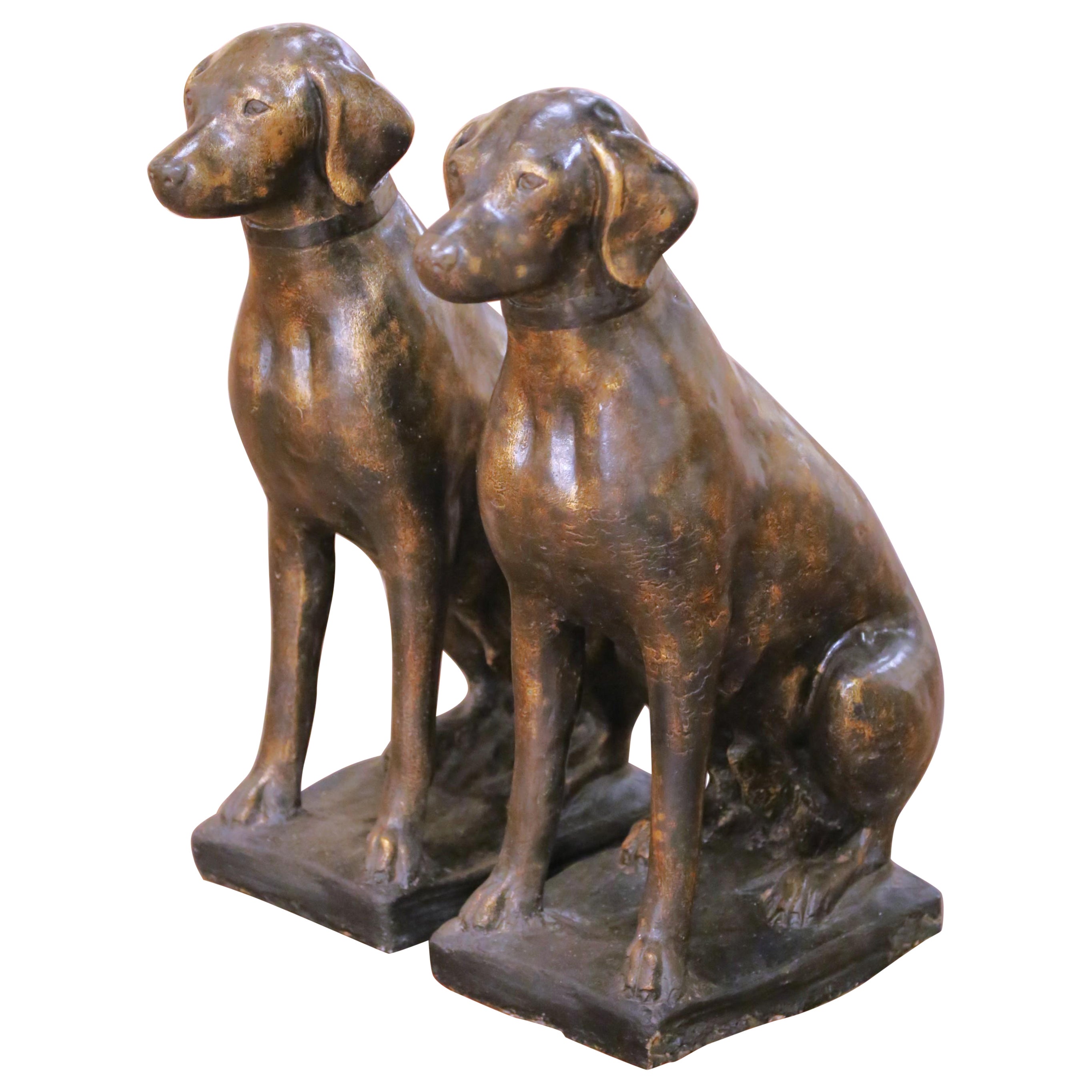 Paire de sculptures de chiens Labrador en pierre moulée, finition bronzée, datant du milieu du siècle dernier.