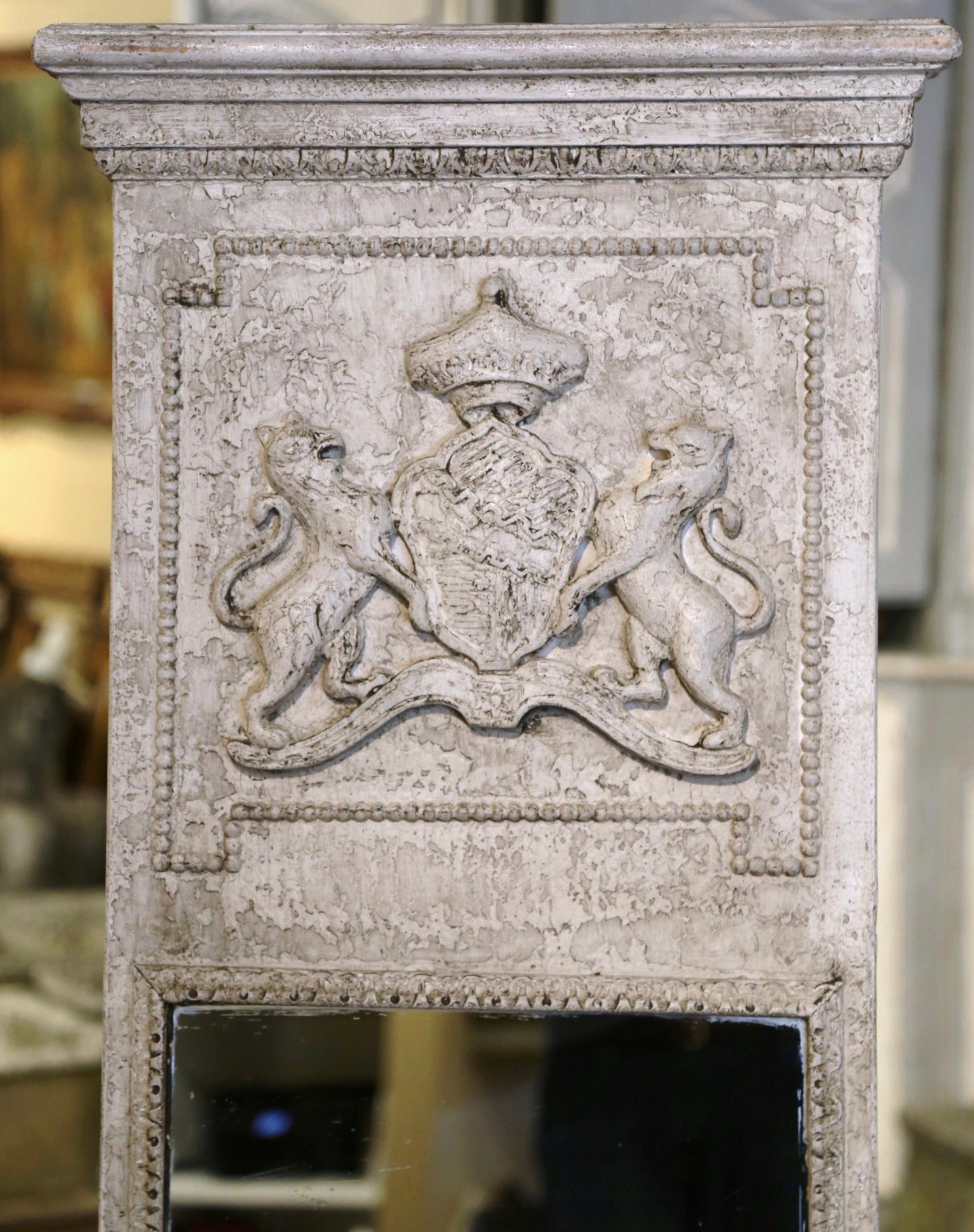 Paar französische geschnitzte und bemalte Trumeaux-Spiegel aus der Normandie aus der Mitte des Jahrhunderts (Louis XIV.) im Angebot