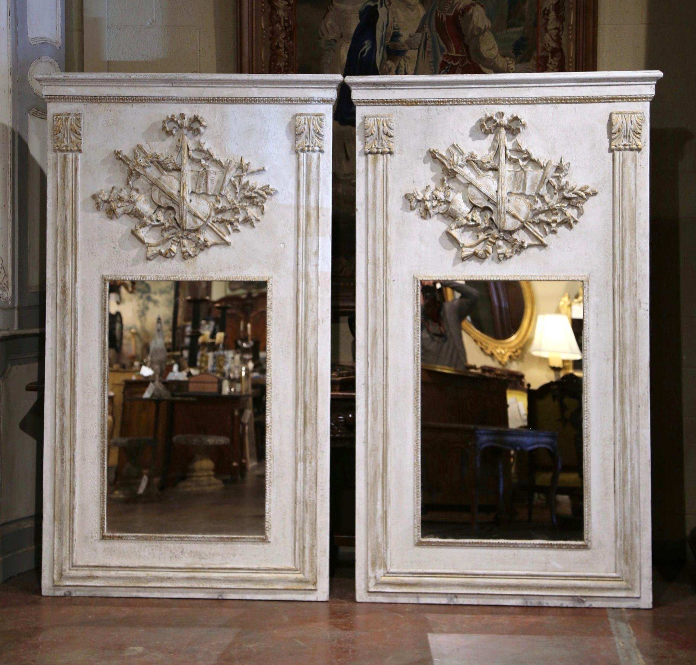 Paire de miroirs Trumeaux français sculptés et peints du milieu du siècle dernier Excellent état - En vente à Dallas, TX