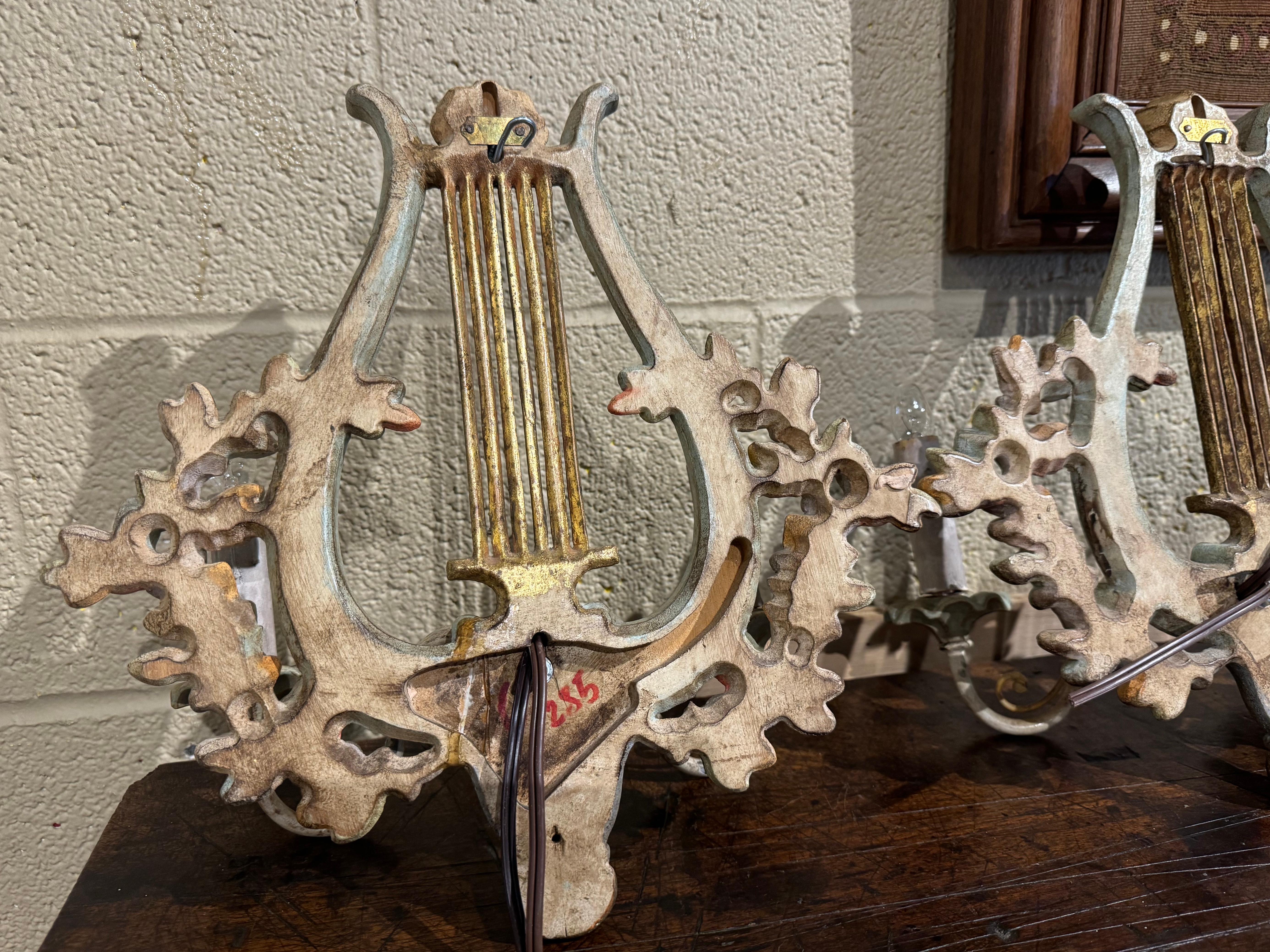 Paire d'appliques murales à deux lumières en forme de lyre, sculptées et peintes, datant du milieu du siècle dernier. en vente 2