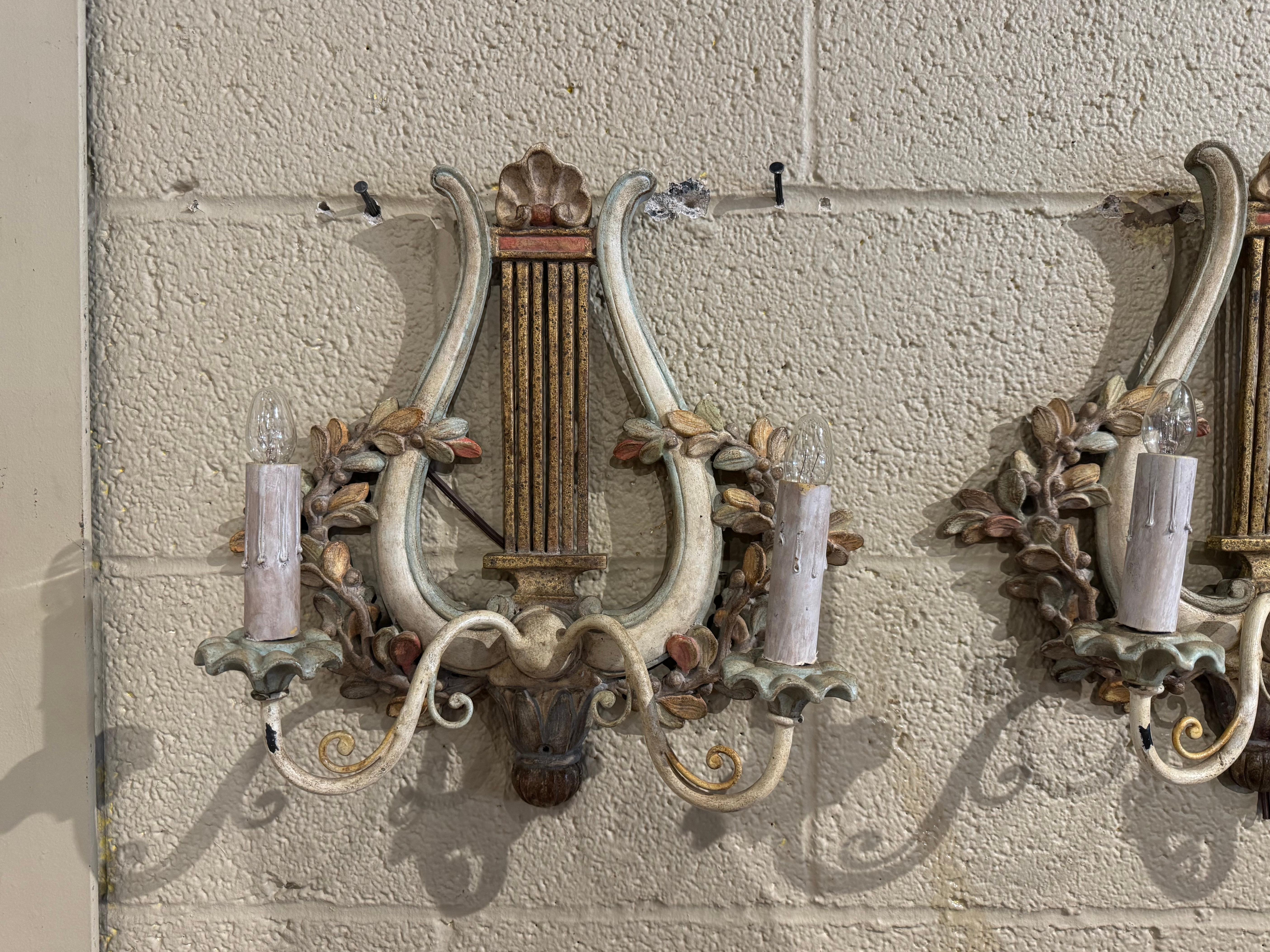 Louis XVI Paire d'appliques murales à deux lumières en forme de lyre, sculptées et peintes, datant du milieu du siècle dernier. en vente