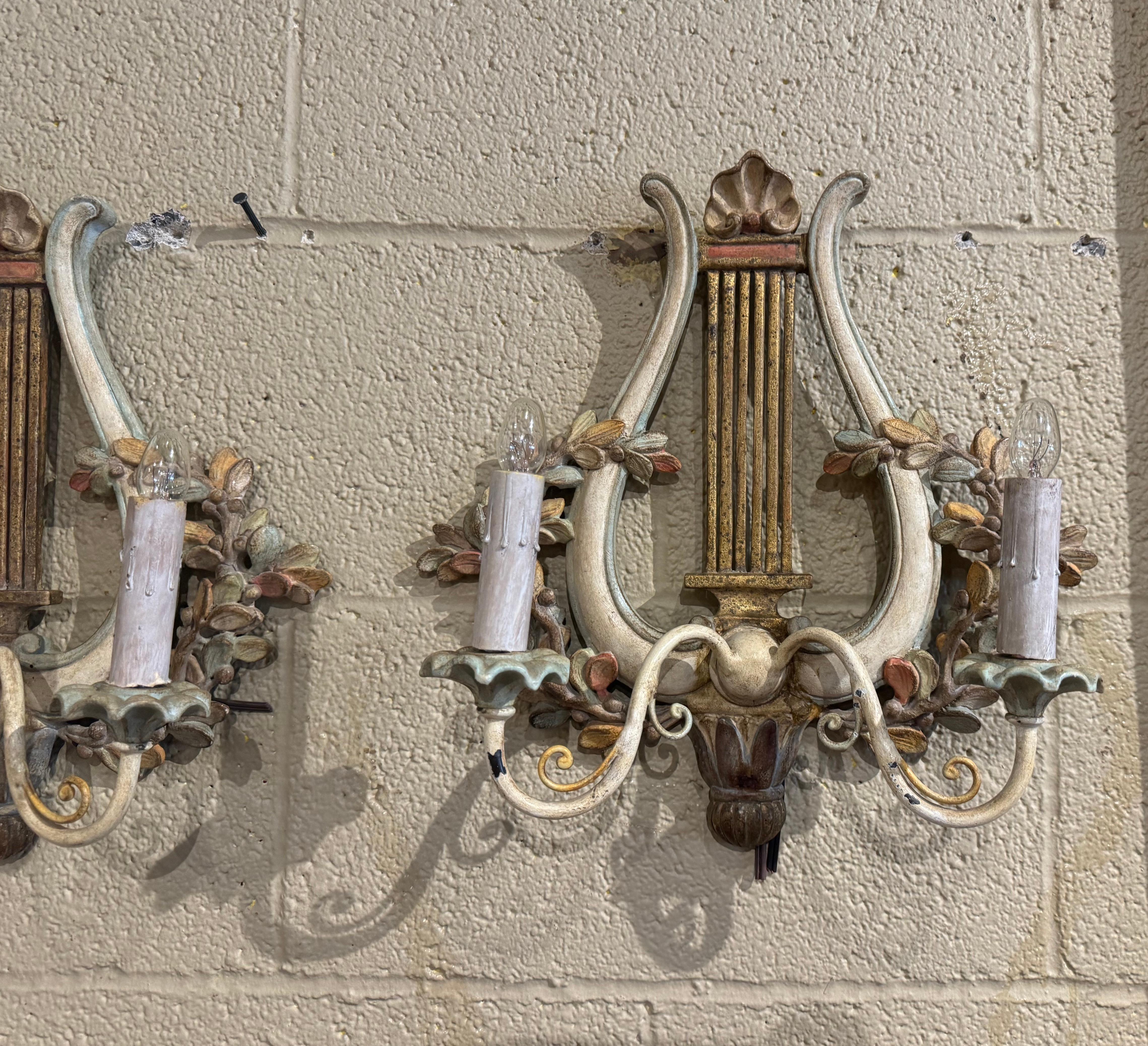 Français Paire d'appliques murales à deux lumières en forme de lyre, sculptées et peintes, datant du milieu du siècle dernier. en vente