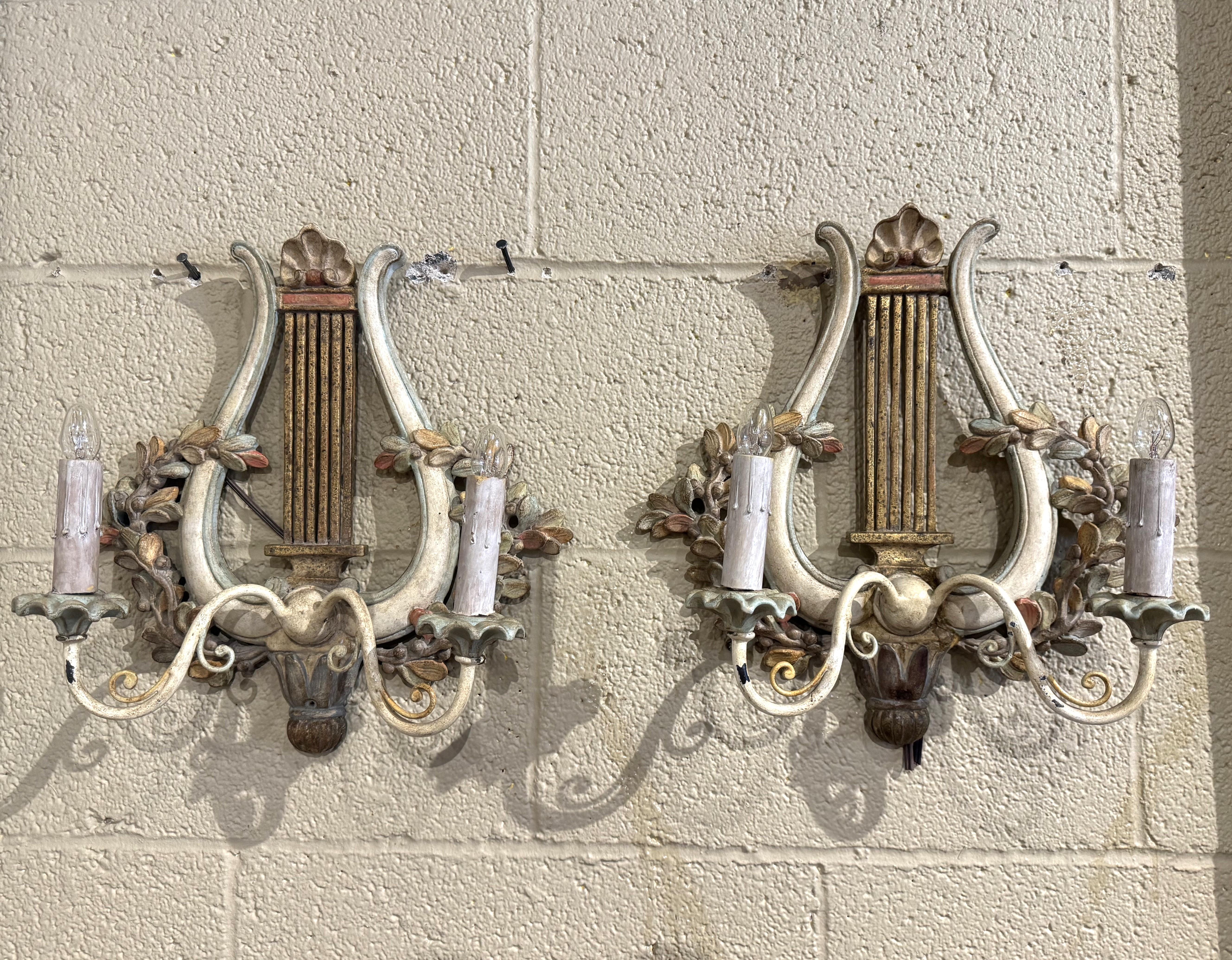 Fait main Paire d'appliques murales à deux lumières en forme de lyre, sculptées et peintes, datant du milieu du siècle dernier. en vente
