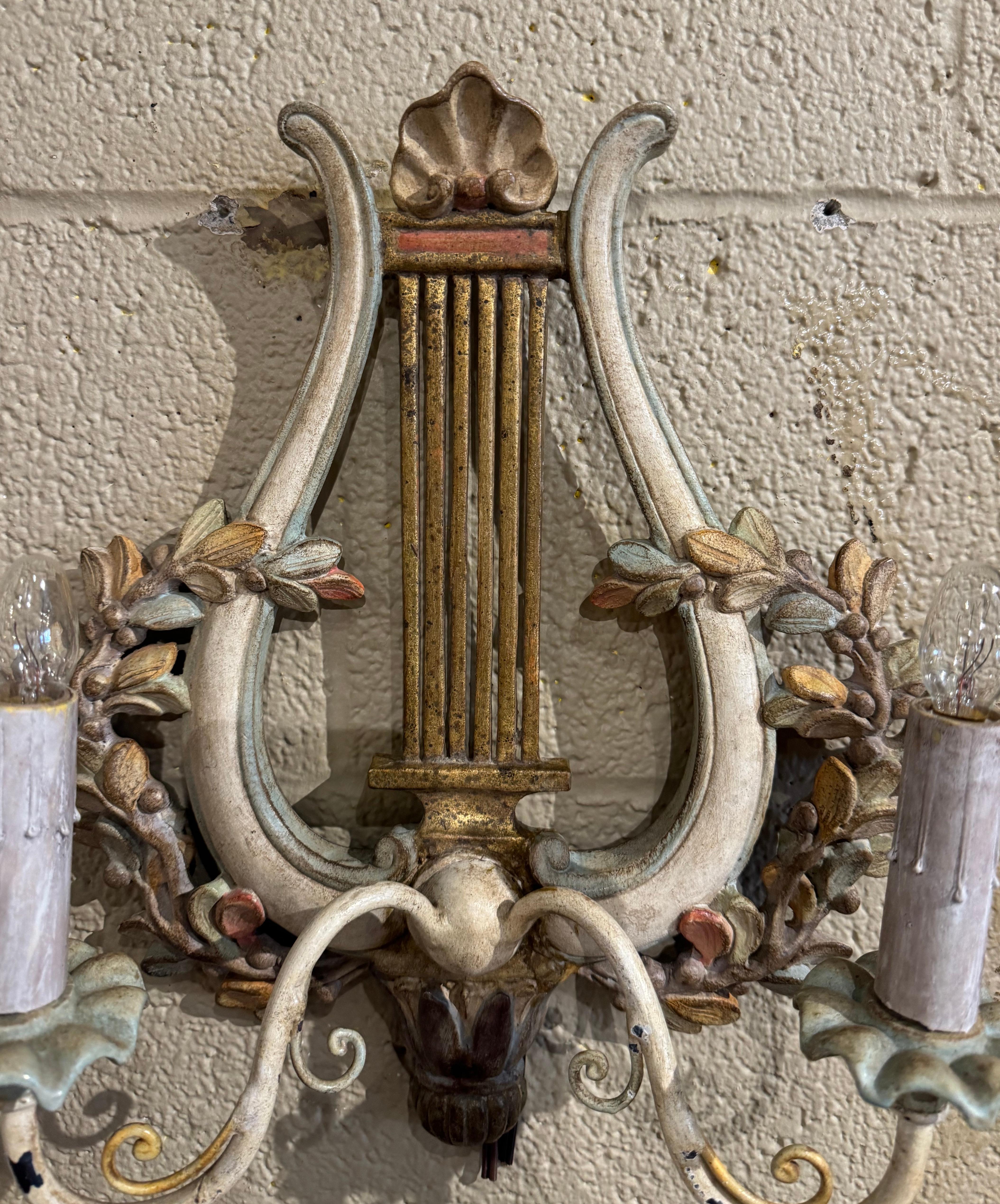 Paire d'appliques murales à deux lumières en forme de lyre, sculptées et peintes, datant du milieu du siècle dernier. Excellent état - En vente à Dallas, TX