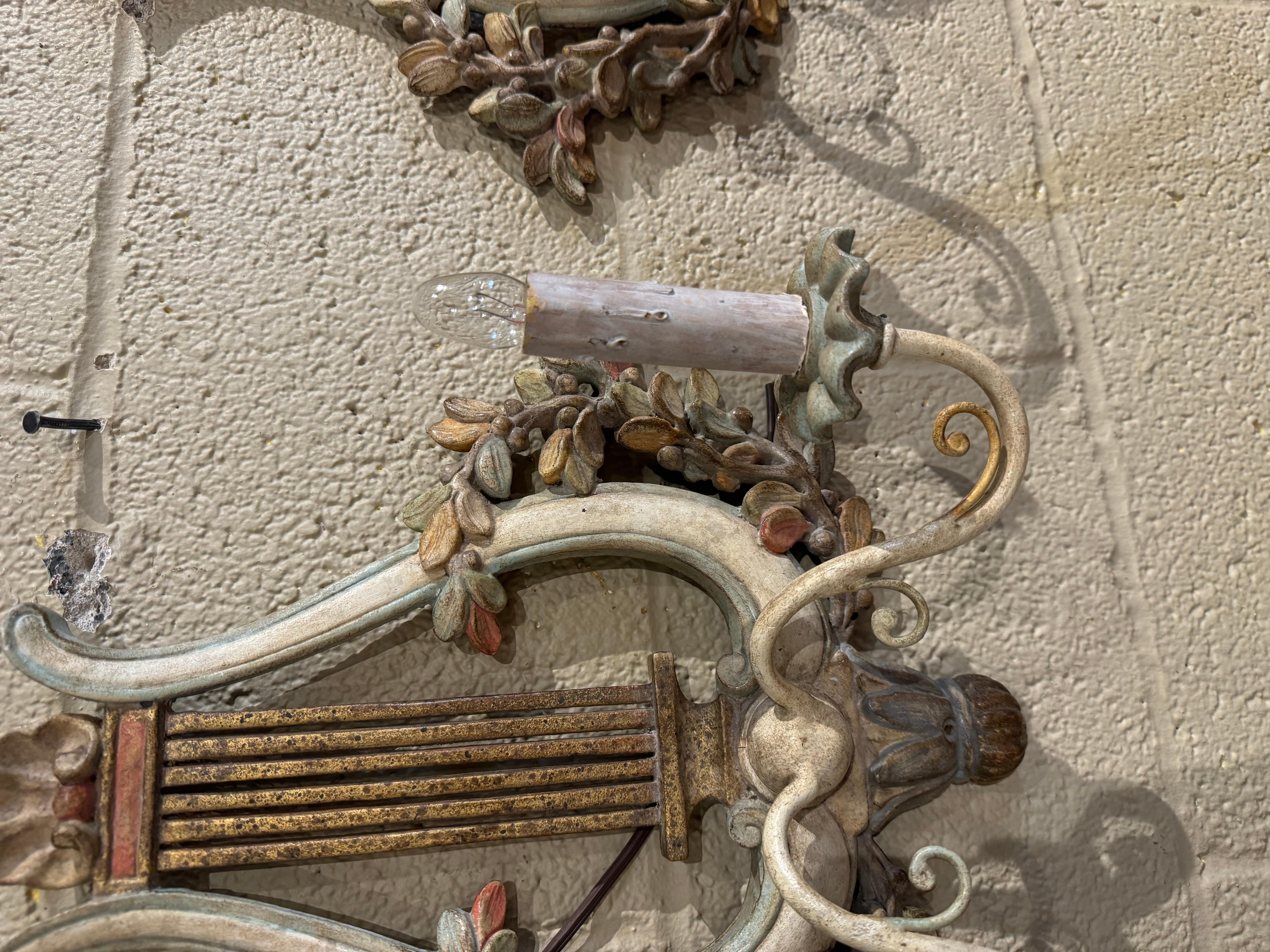20ième siècle Paire d'appliques murales à deux lumières en forme de lyre, sculptées et peintes, datant du milieu du siècle dernier. en vente