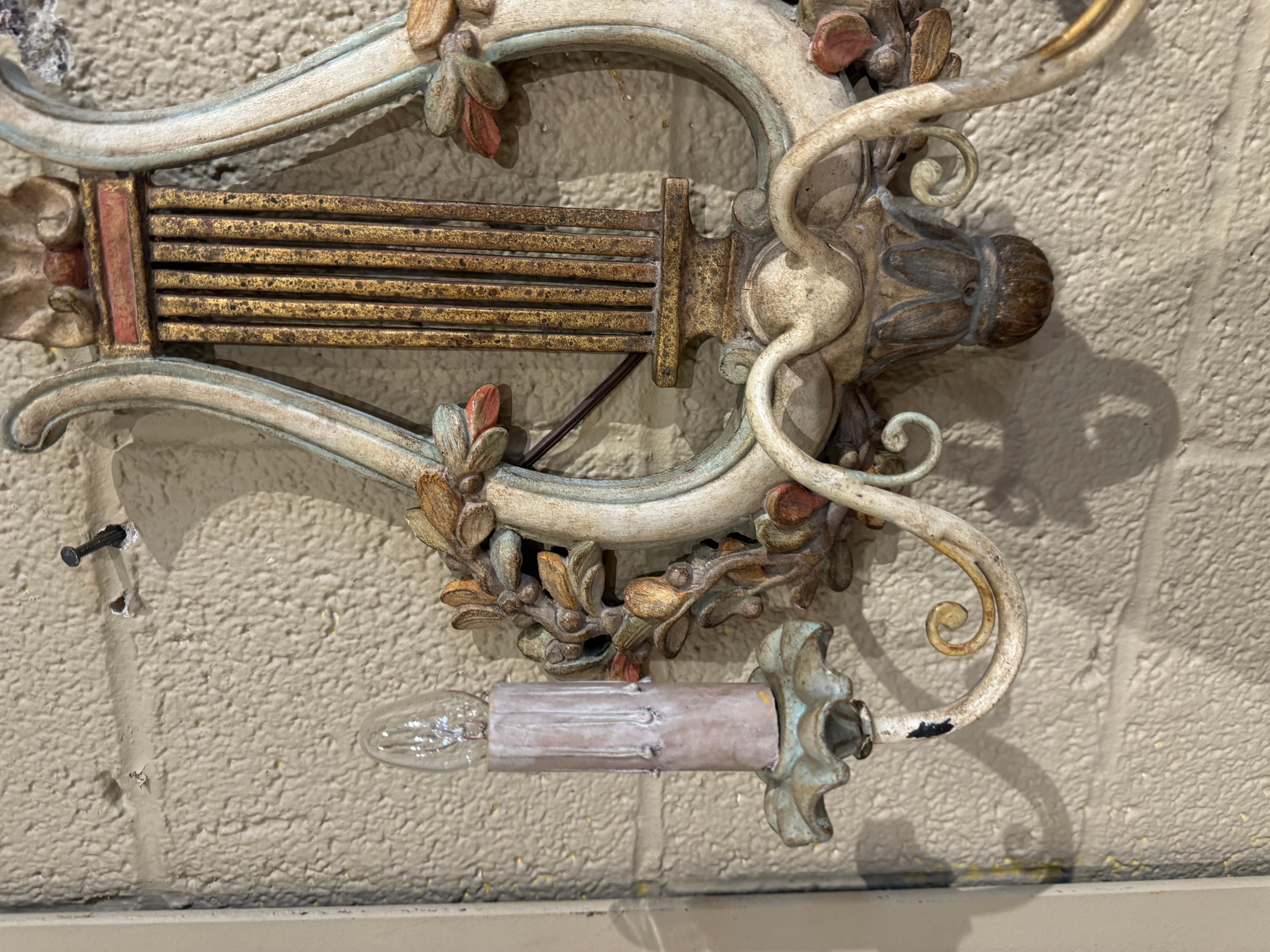 Métal Paire d'appliques murales à deux lumières en forme de lyre, sculptées et peintes, datant du milieu du siècle dernier. en vente