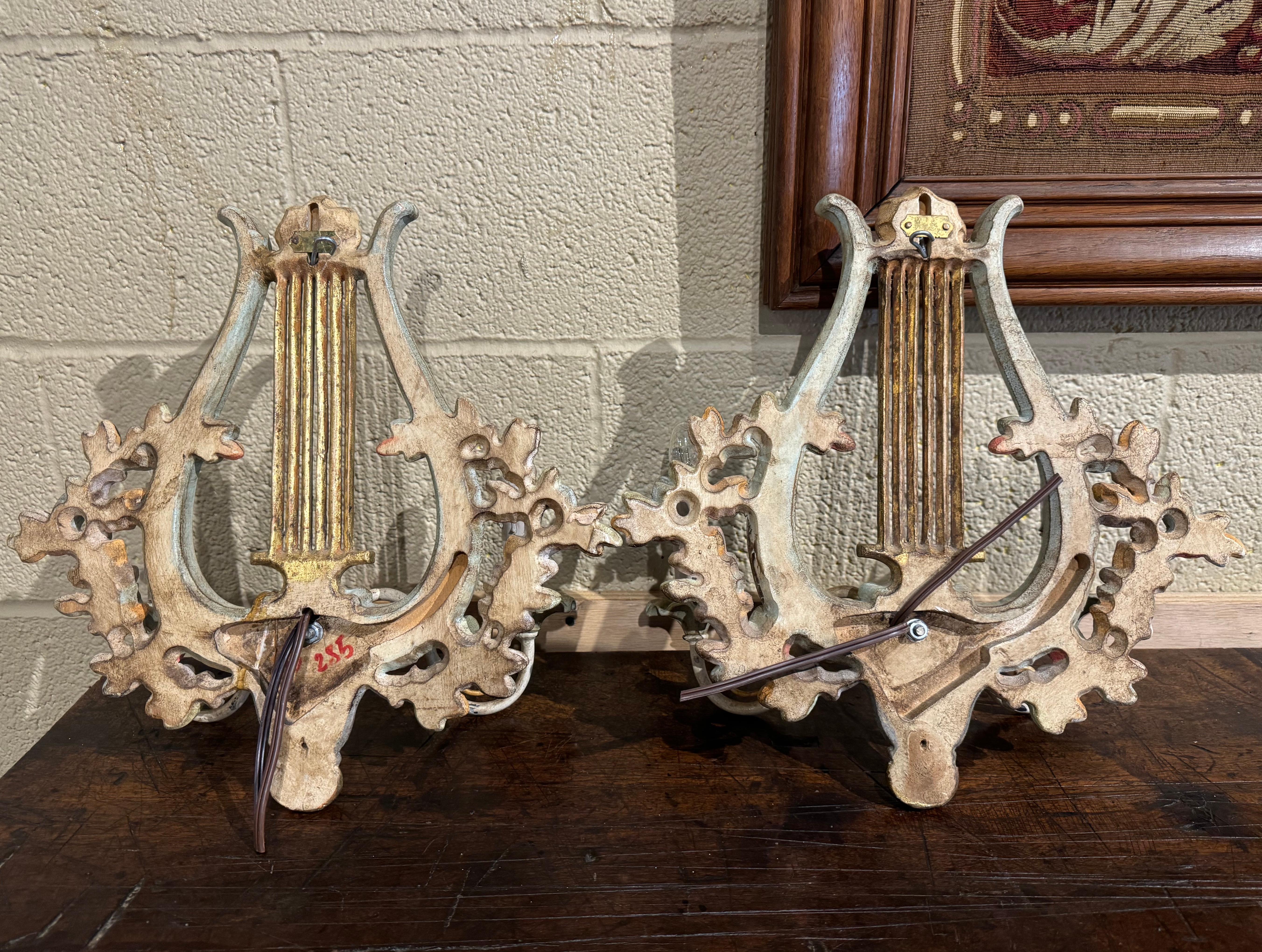 Paire d'appliques murales à deux lumières en forme de lyre, sculptées et peintes, datant du milieu du siècle dernier. en vente 1