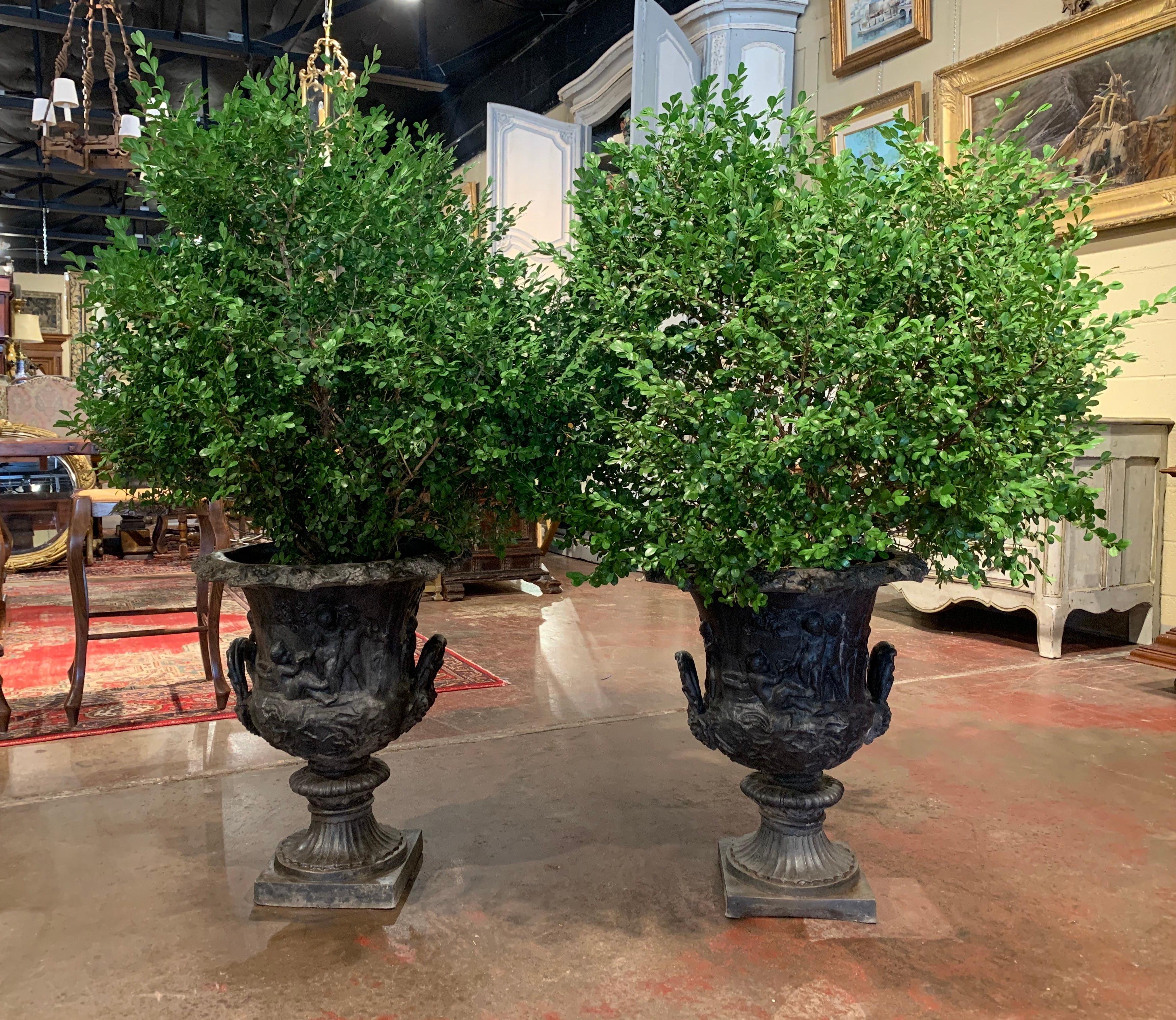 Pair of Midcentury French Carved Lead Outdoor Medicis Planters In Excellent Condition For Sale In Dallas, TX