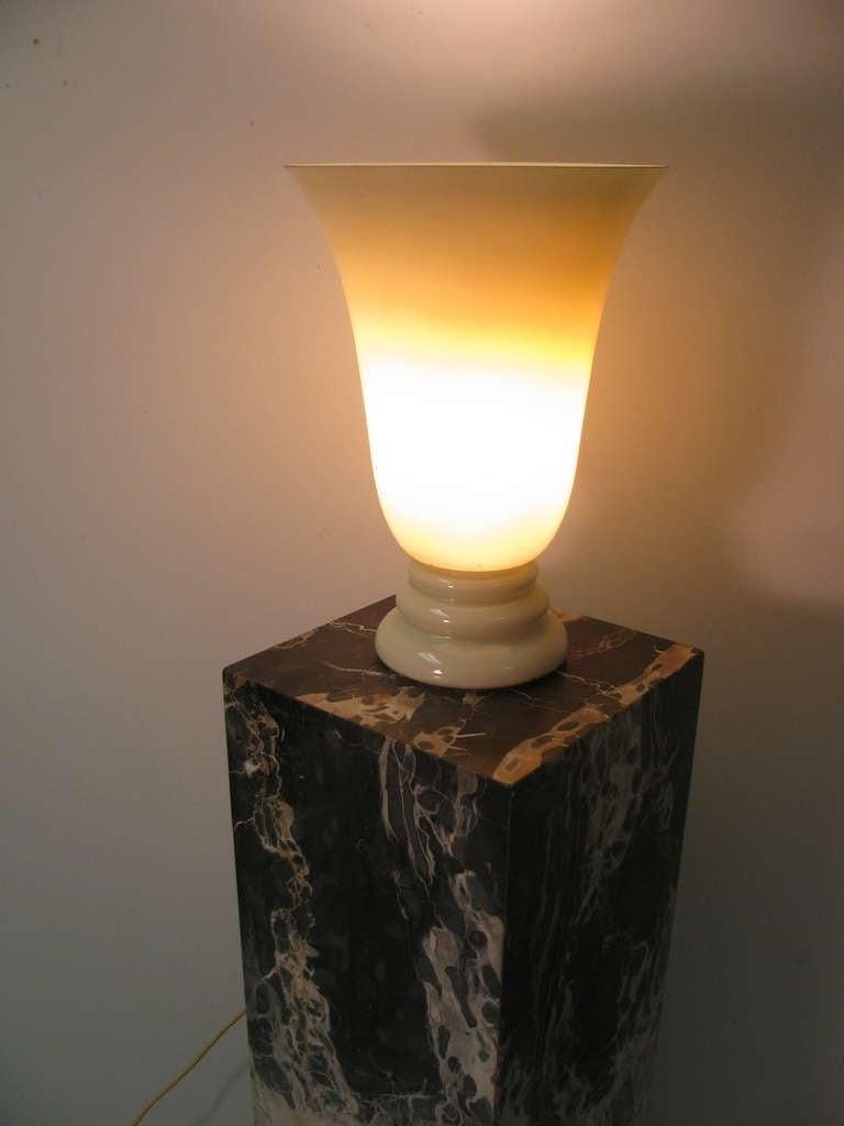 Mid-Century Modern Paire de lampes de bureau françaises du milieu du siècle dernier en verre soufflé à la bouche Cvv Vianne Co en vente