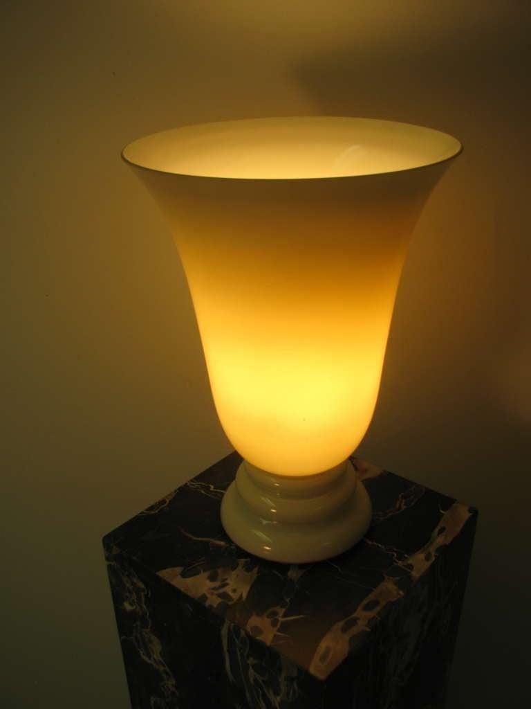 Magnifique paire de lampes en forme d'urnes de The CVV Vianne Co, les lampes émettent une douce teinte chaude lorsqu'elles sont allumées, parfaites pour un éclairage d'accentuation. Comme ils sont tous deux soufflés à la main, il y a de légères