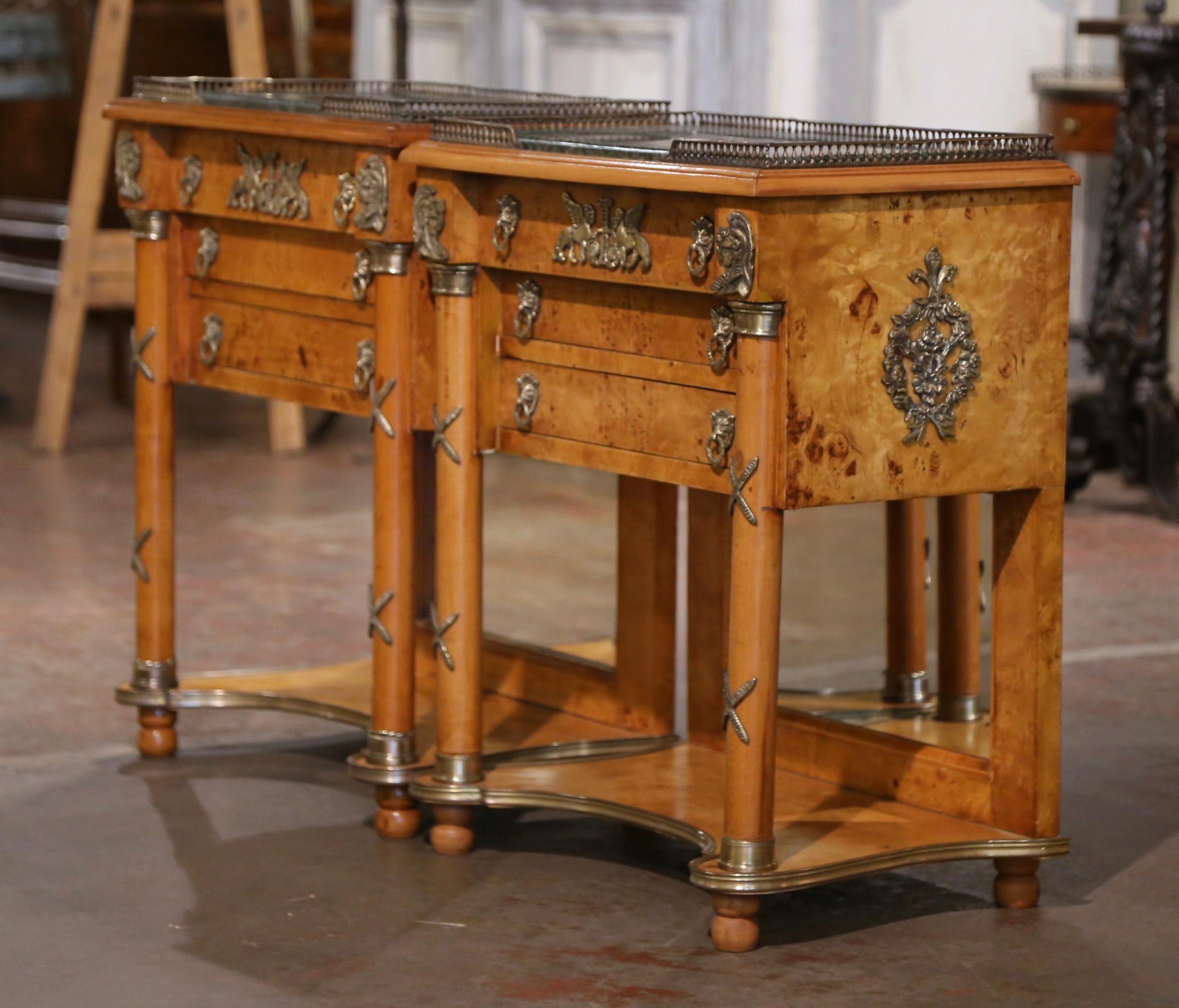 Paire de tables de nuit à trois tiroirs en marbre Charles X et orme du milieu du siècle dernier en vente 4
