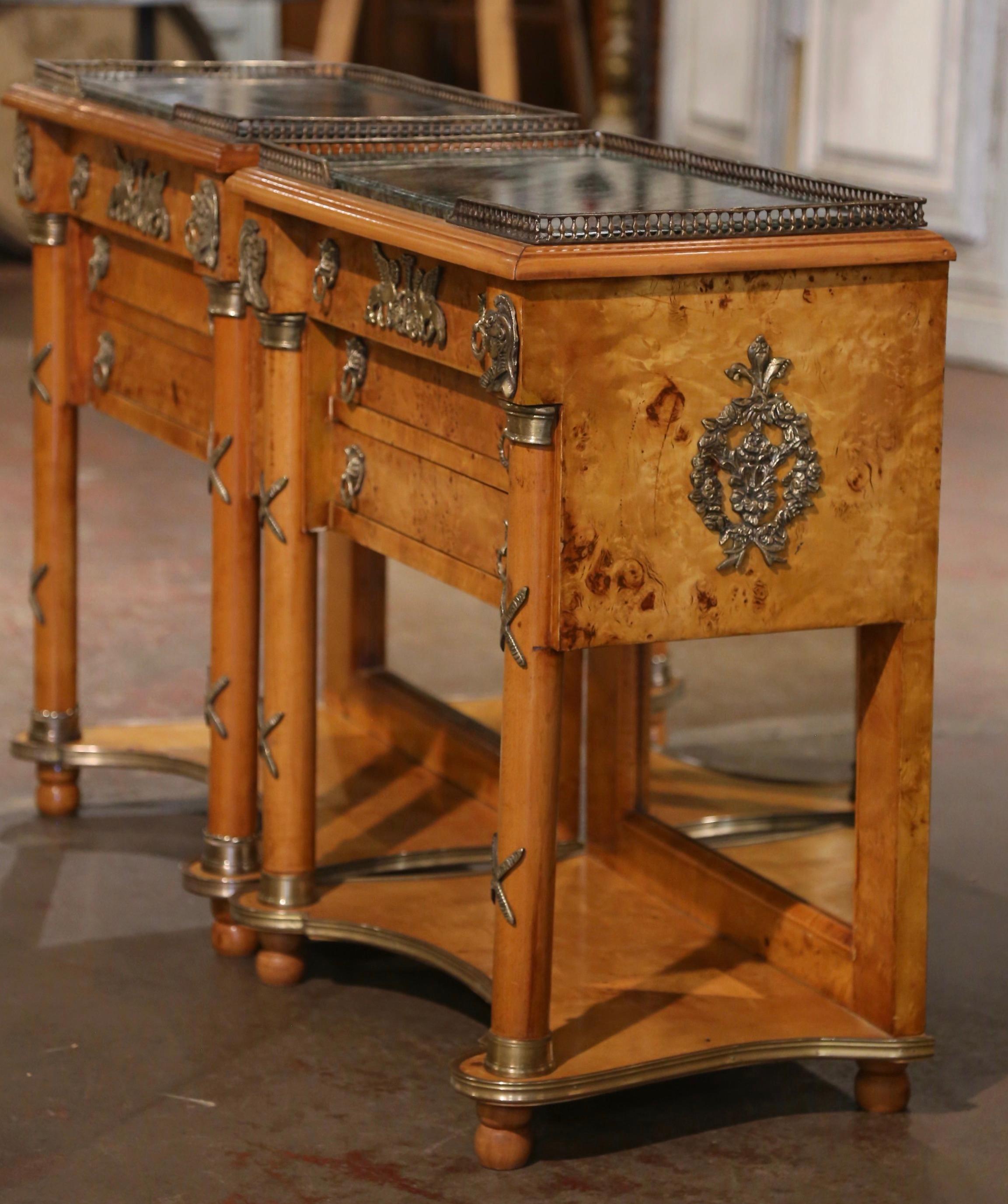 Paire de tables de nuit à trois tiroirs en marbre Charles X et orme du milieu du siècle dernier en vente 5