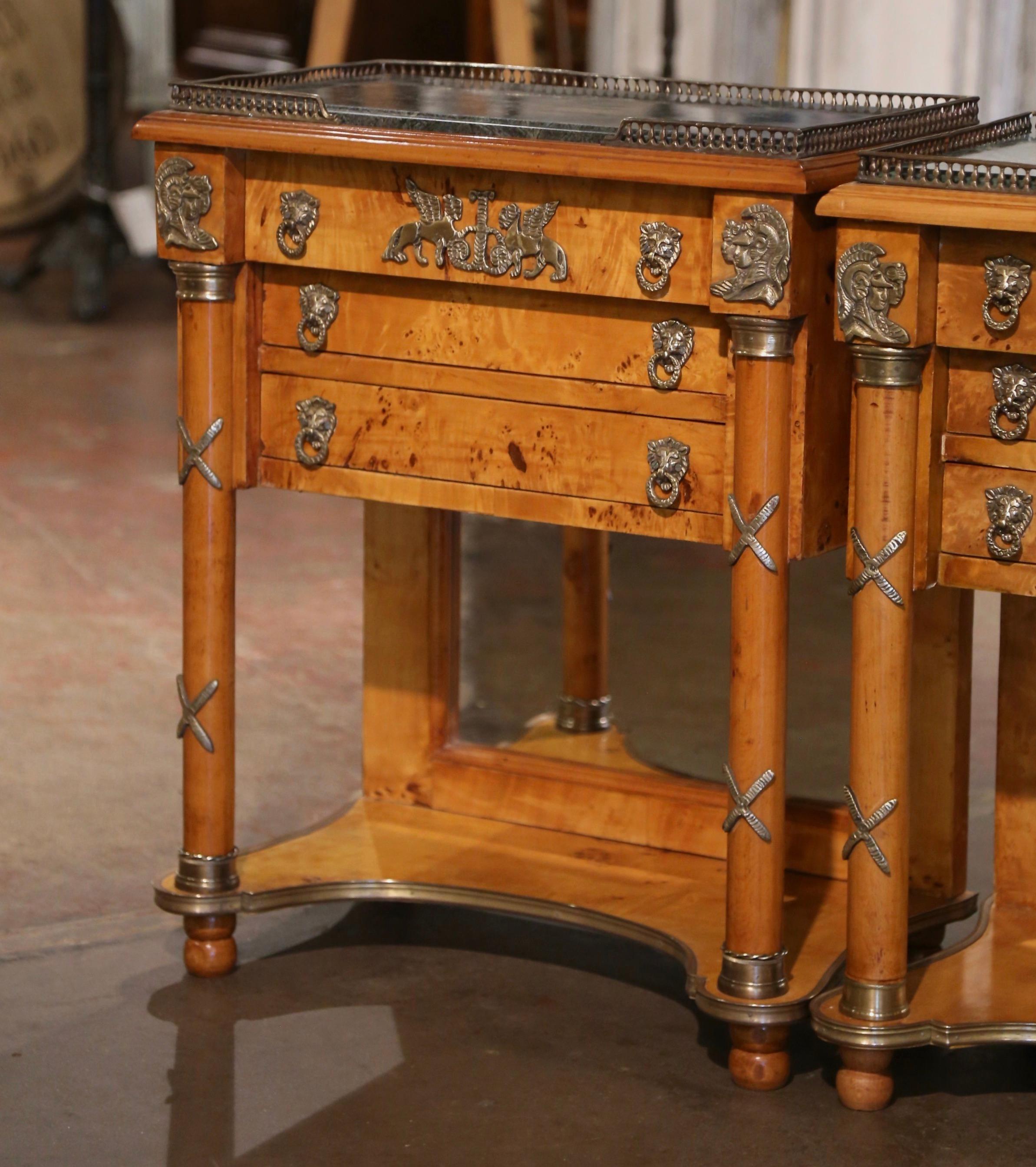 Français Paire de tables de nuit à trois tiroirs en marbre Charles X et orme du milieu du siècle dernier en vente