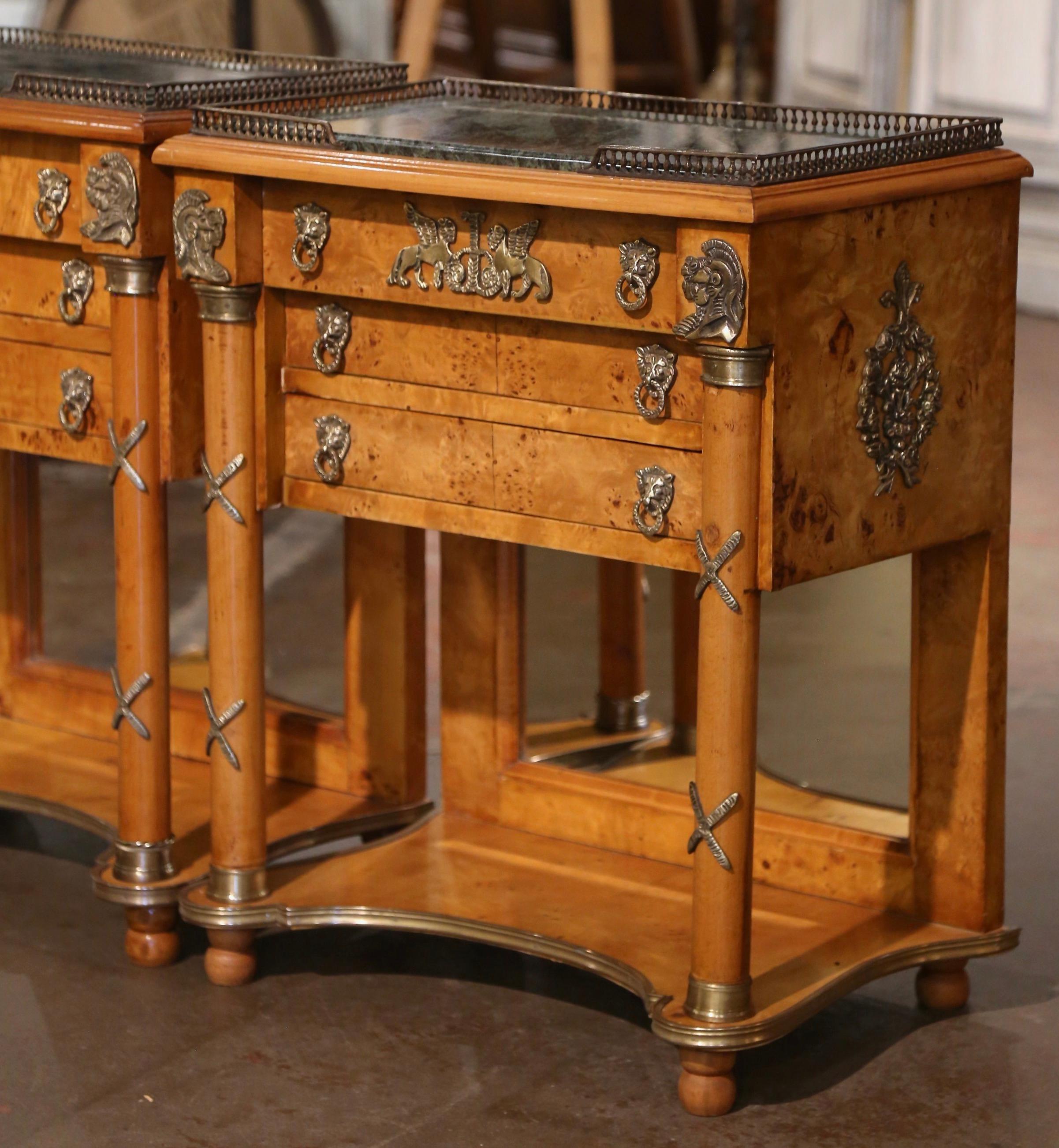 Fait main Paire de tables de nuit à trois tiroirs en marbre Charles X et orme du milieu du siècle dernier en vente