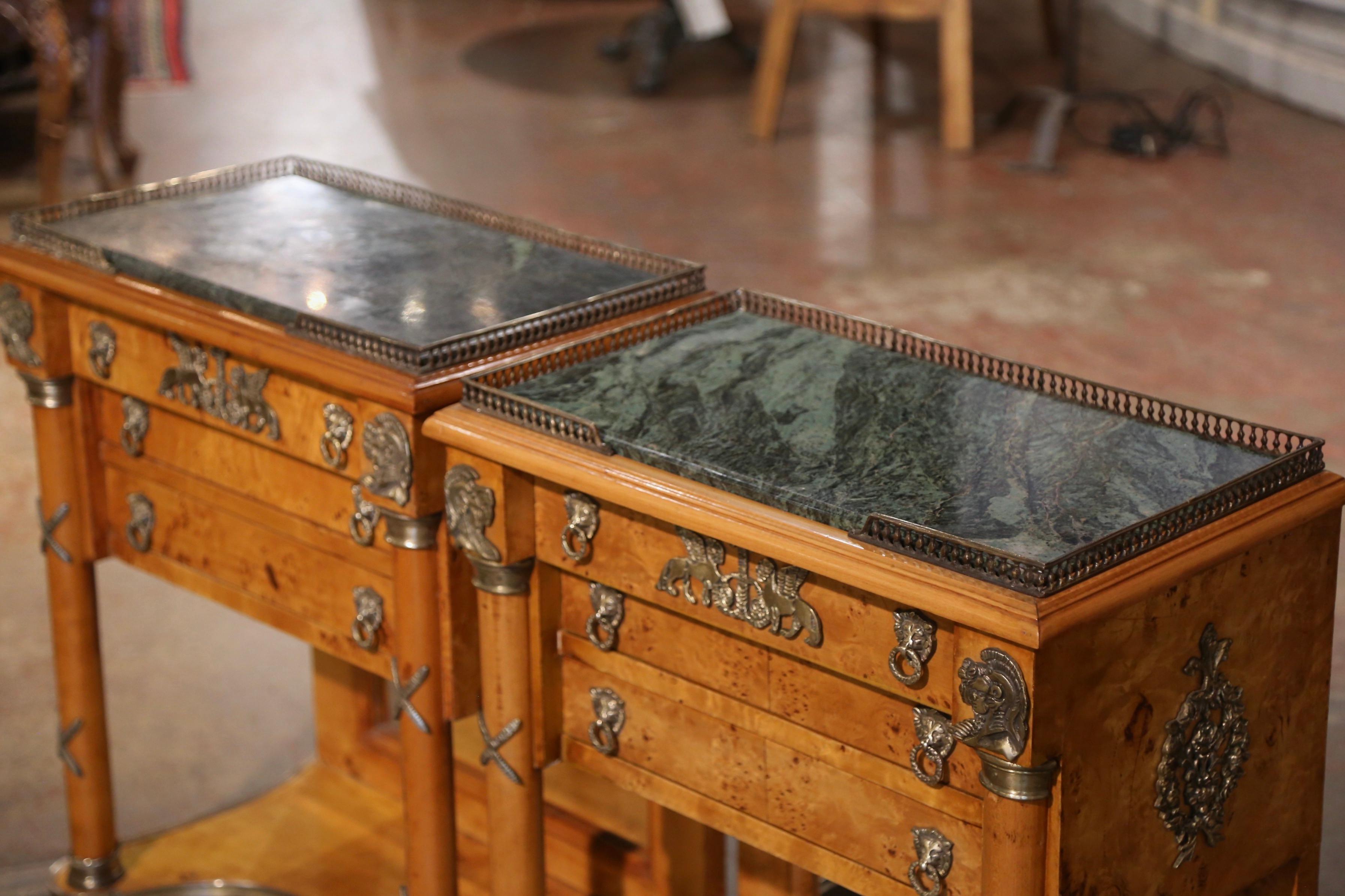 20ième siècle Paire de tables de nuit à trois tiroirs en marbre Charles X et orme du milieu du siècle dernier en vente