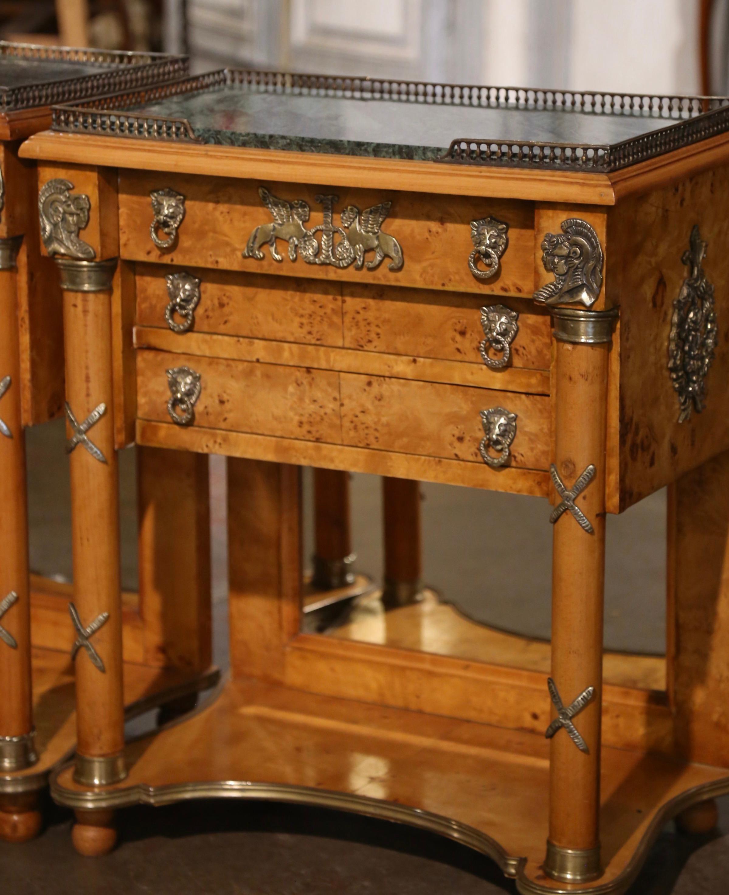 Marbre Paire de tables de nuit à trois tiroirs en marbre Charles X et orme du milieu du siècle dernier en vente